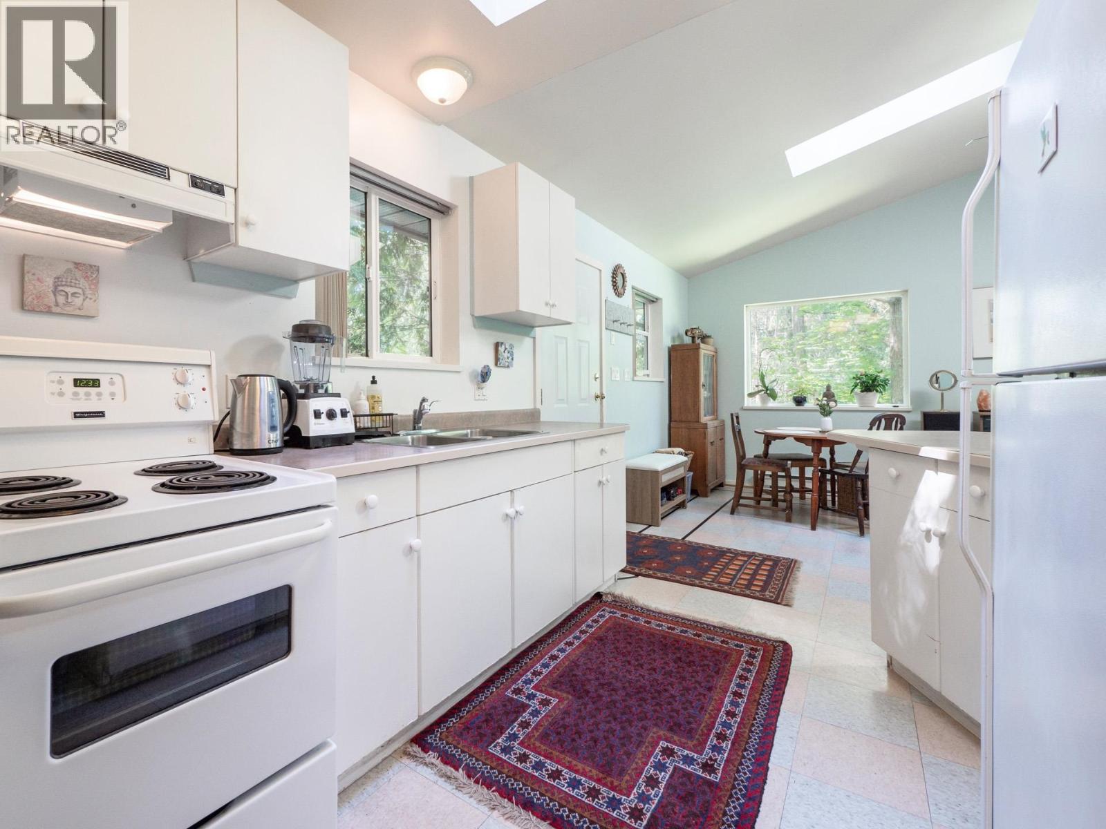 7027 Skana Crescent, Sechelt, British Columbia  V7Z 0C8 - Photo 3 - R3032846