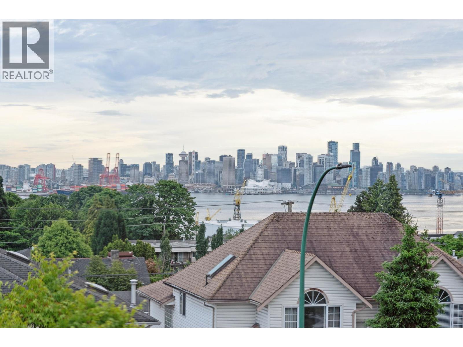 346 E 5th Street, North Vancouver, British Columbia  V7L 1L9 - Photo 2 - R3063436