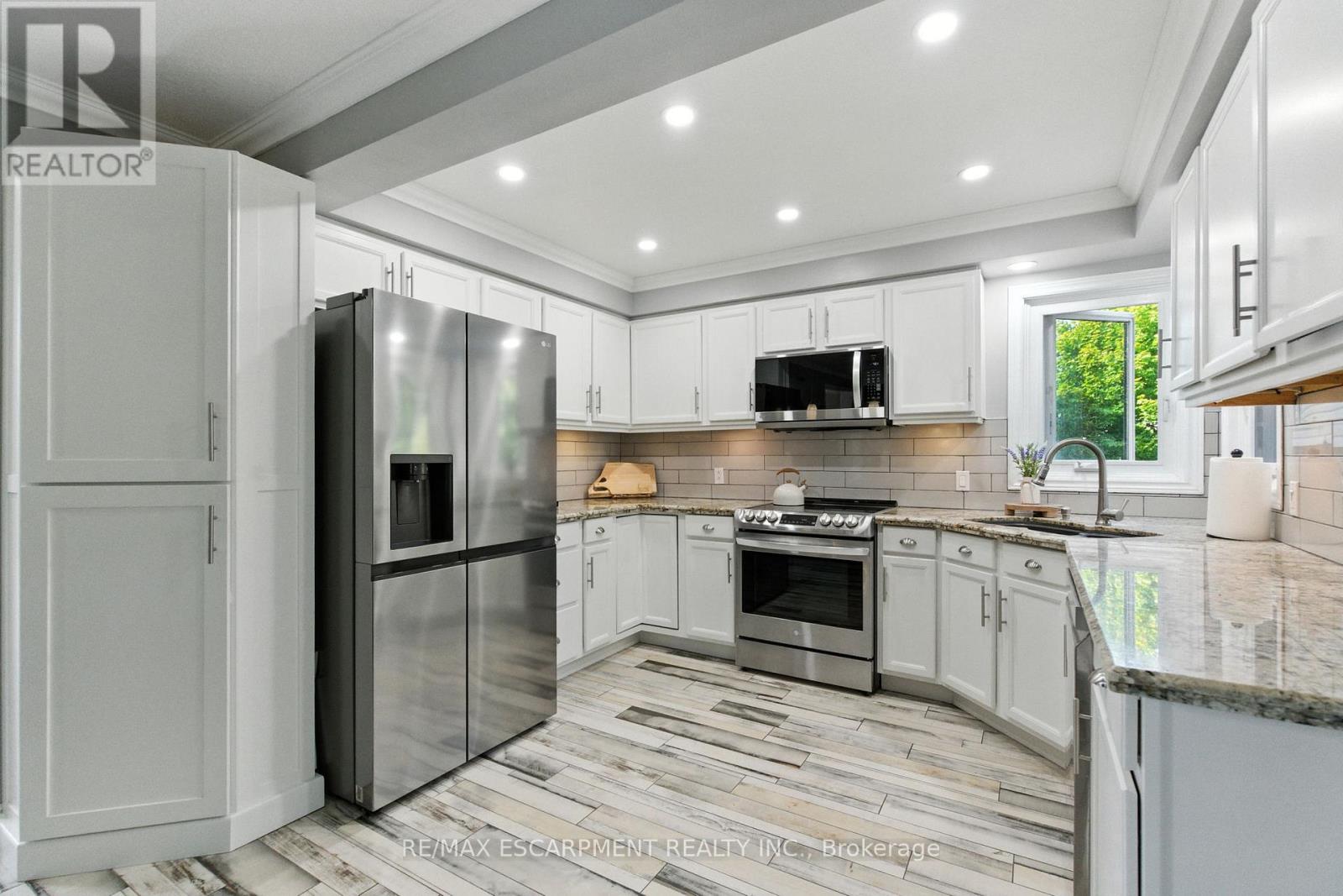 36 Pinecreek Road, Hamilton, Ontario  L8B 0H1 - Photo 15 - X12493416