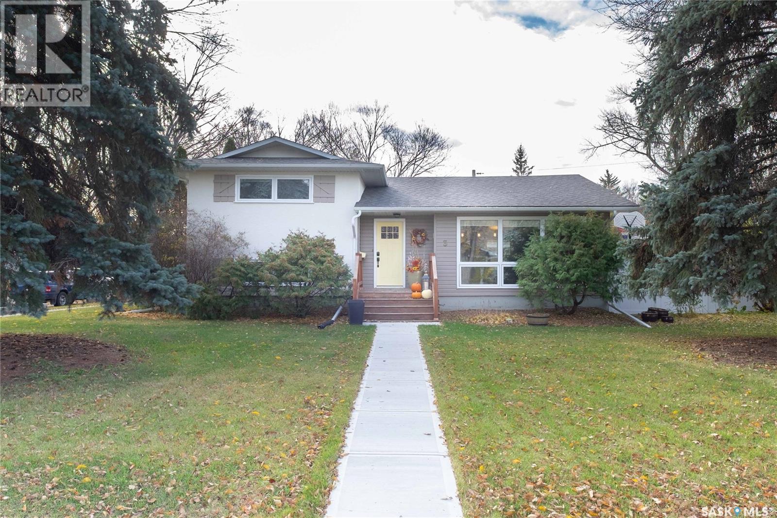 3 Dolphin Bay, Regina, Saskatchewan  S4S 3J7 - Photo 1 - SK022033