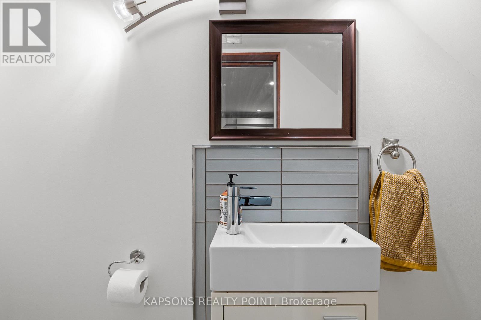 1255 Woodhill Court, Mississauga, Ontario  L5E 3H2 - Photo 13 - W12493350