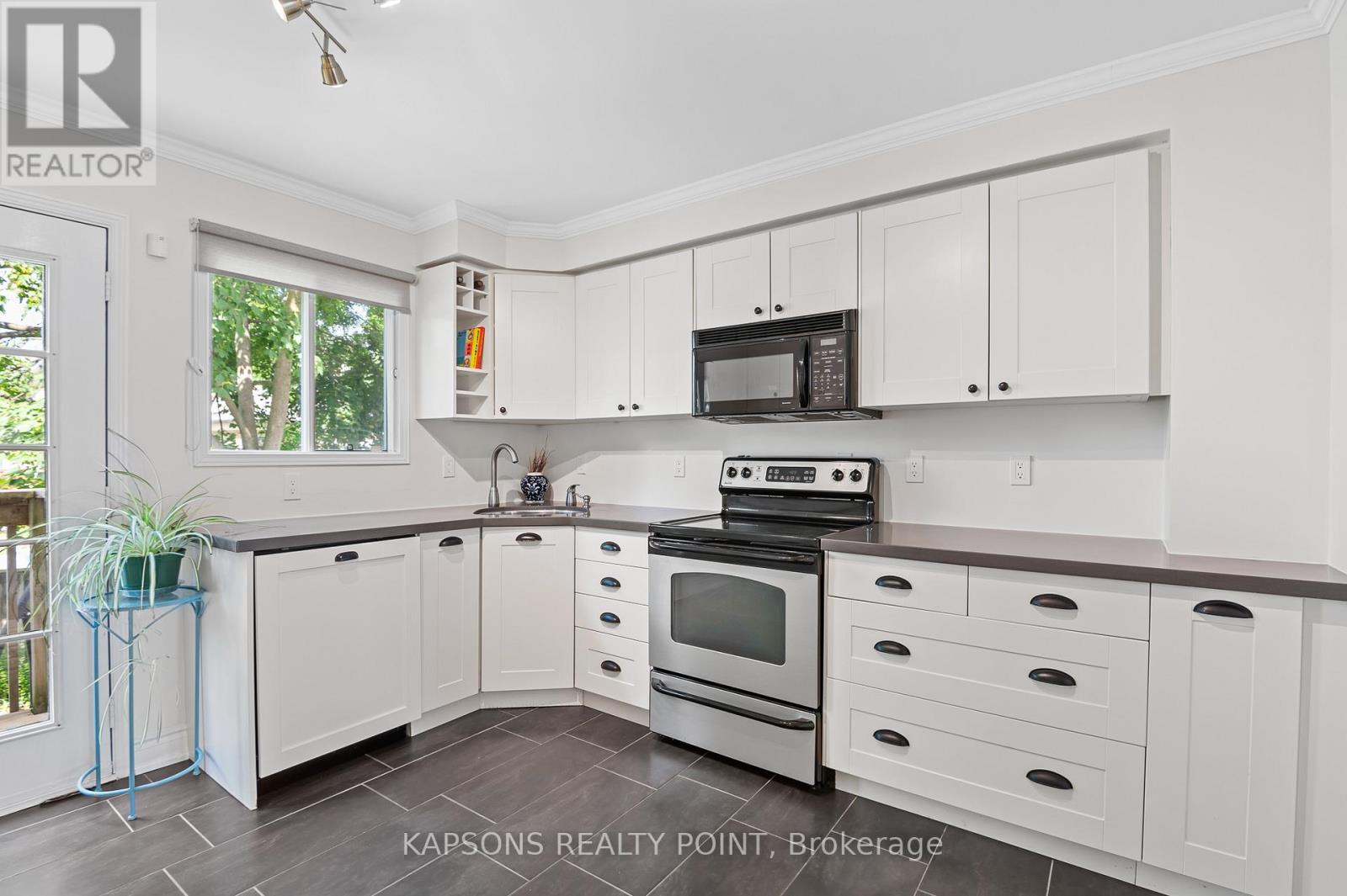 1255 Woodhill Court, Mississauga, Ontario  L5E 3H2 - Photo 26 - W12493350