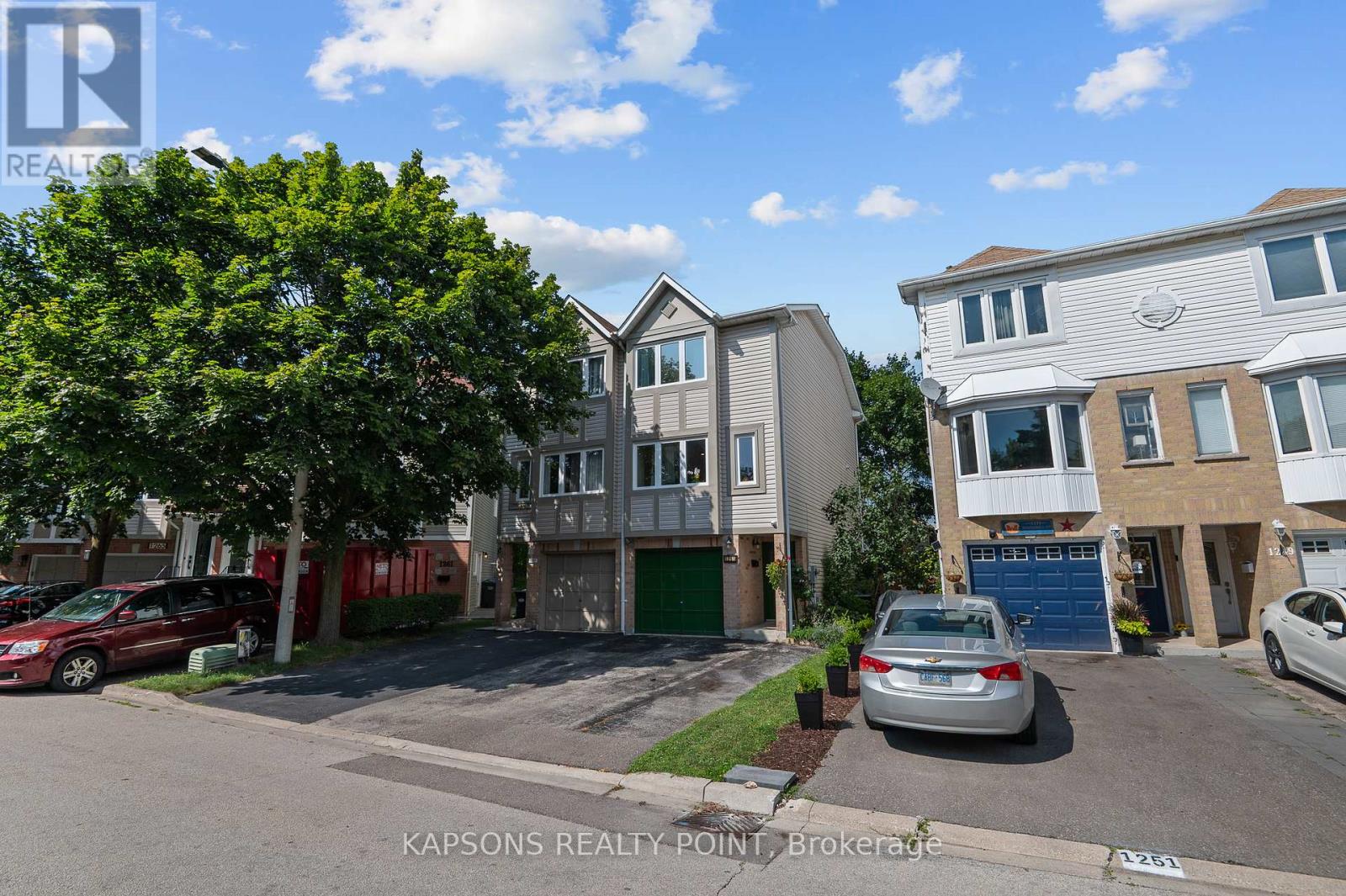 1255 Woodhill Court, Mississauga, Ontario  L5E 3H2 - Photo 3 - W12493350