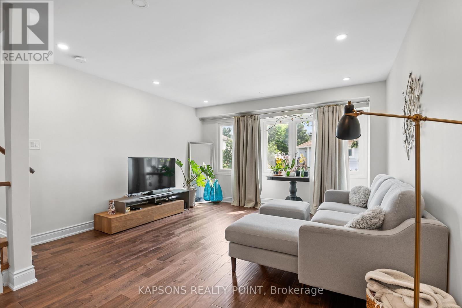 1255 Woodhill Court, Mississauga, Ontario  L5E 3H2 - Photo 18 - W12493350