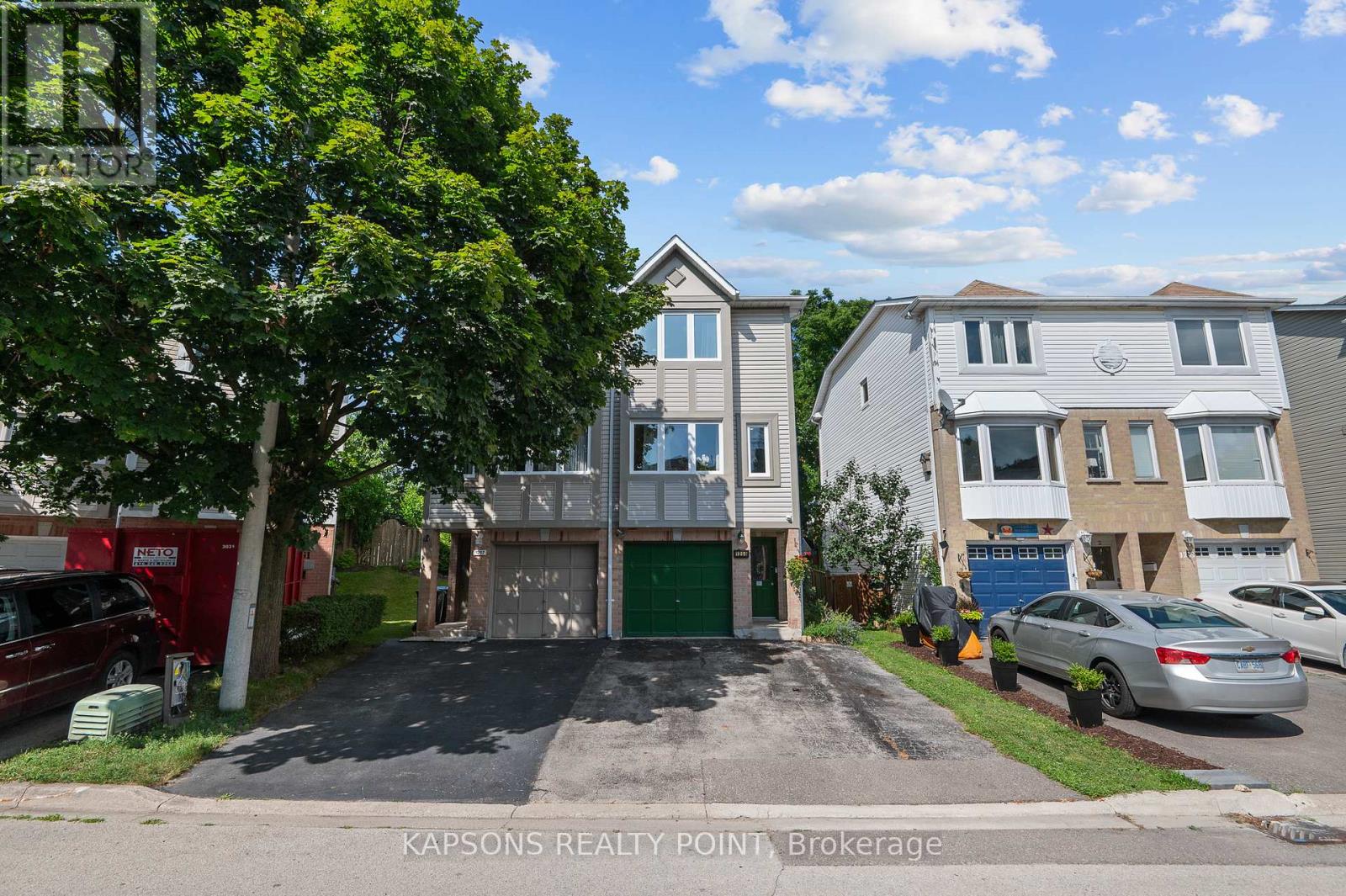 1255 Woodhill Court, Mississauga, Ontario  L5E 3H2 - Photo 2 - W12493350