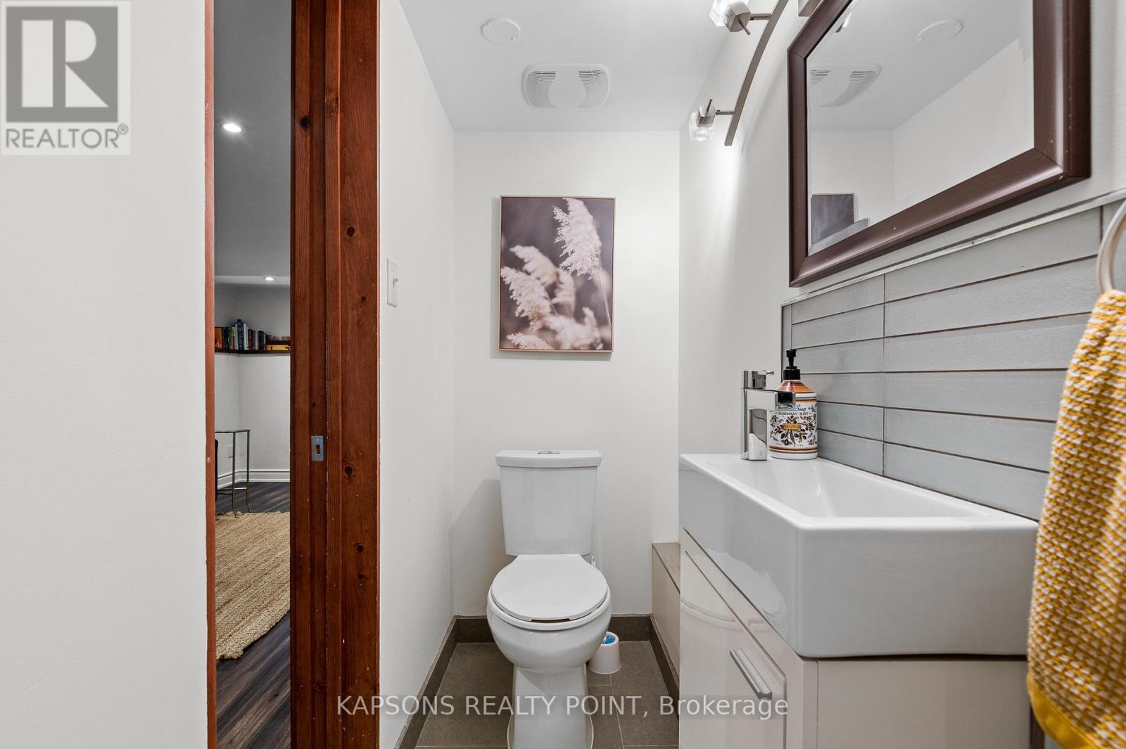 1255 Woodhill Court, Mississauga, Ontario  L5E 3H2 - Photo 14 - W12493350