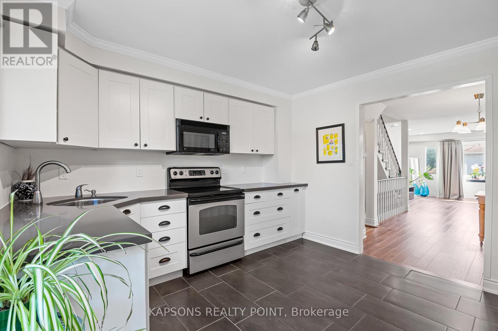 1255 Woodhill Court, Mississauga, Ontario  L5E 3H2 - Photo 27 - W12493350