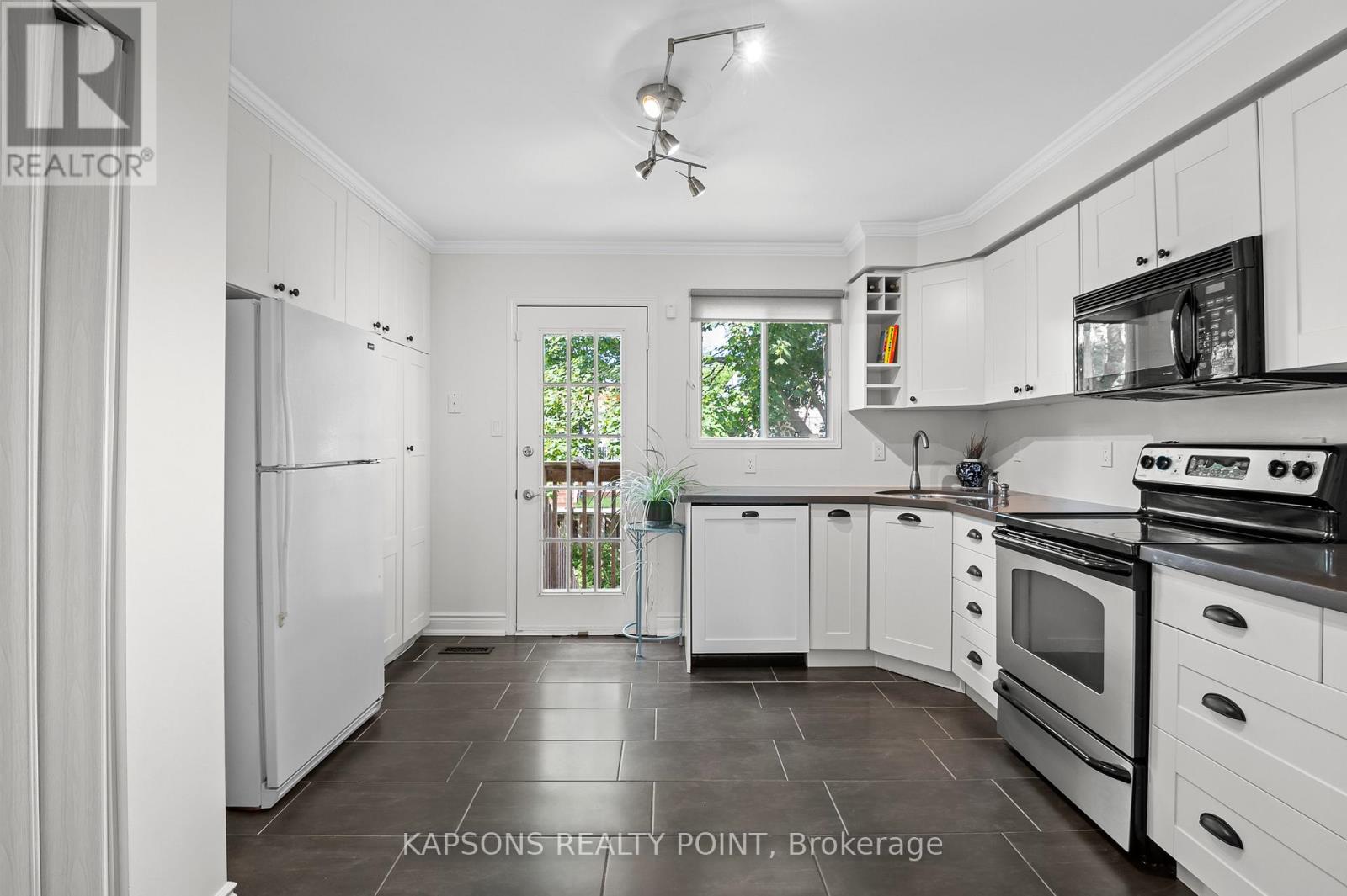 1255 Woodhill Court, Mississauga, Ontario  L5E 3H2 - Photo 25 - W12493350