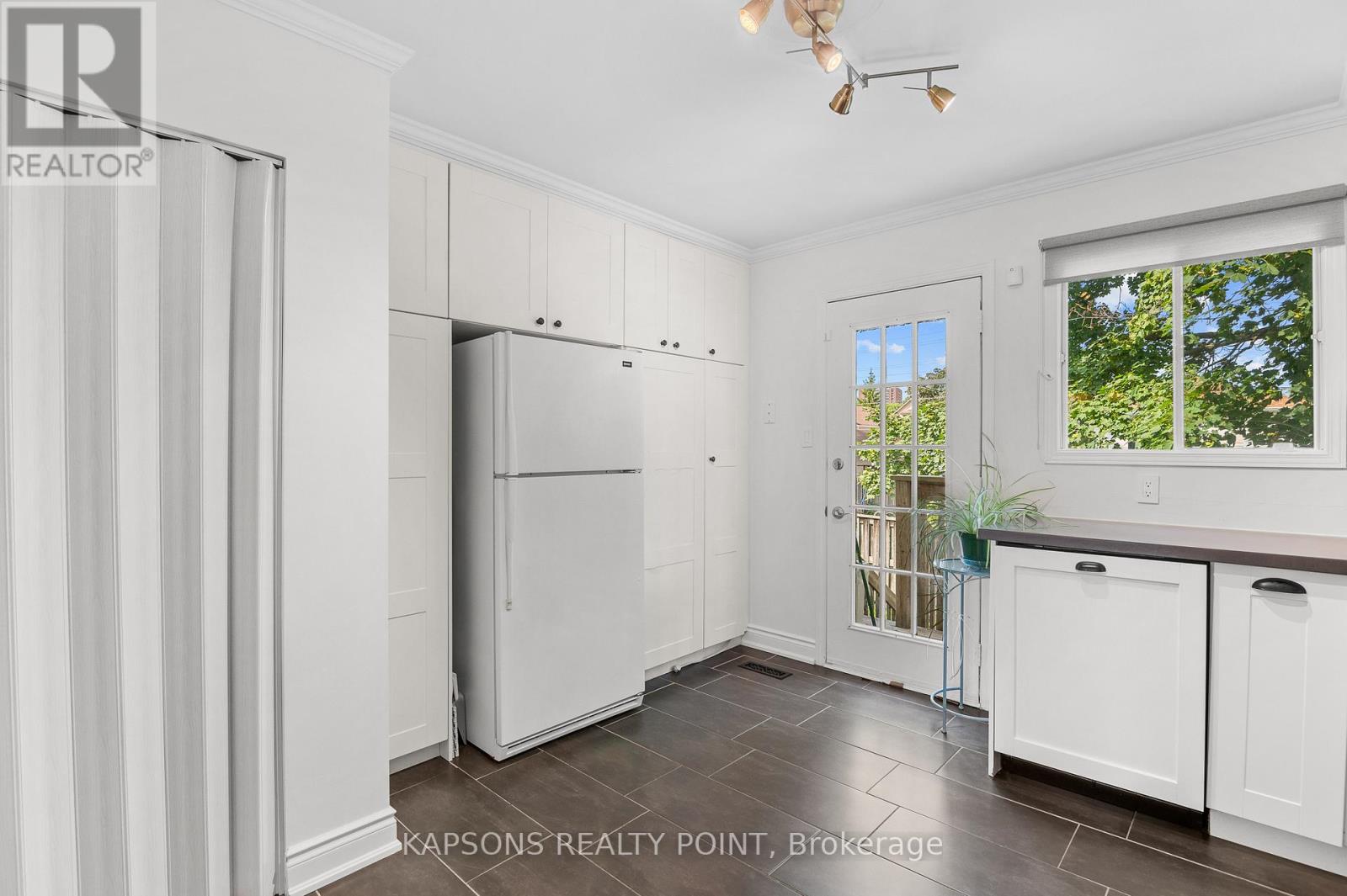 1255 Woodhill Court, Mississauga, Ontario  L5E 3H2 - Photo 30 - W12493350