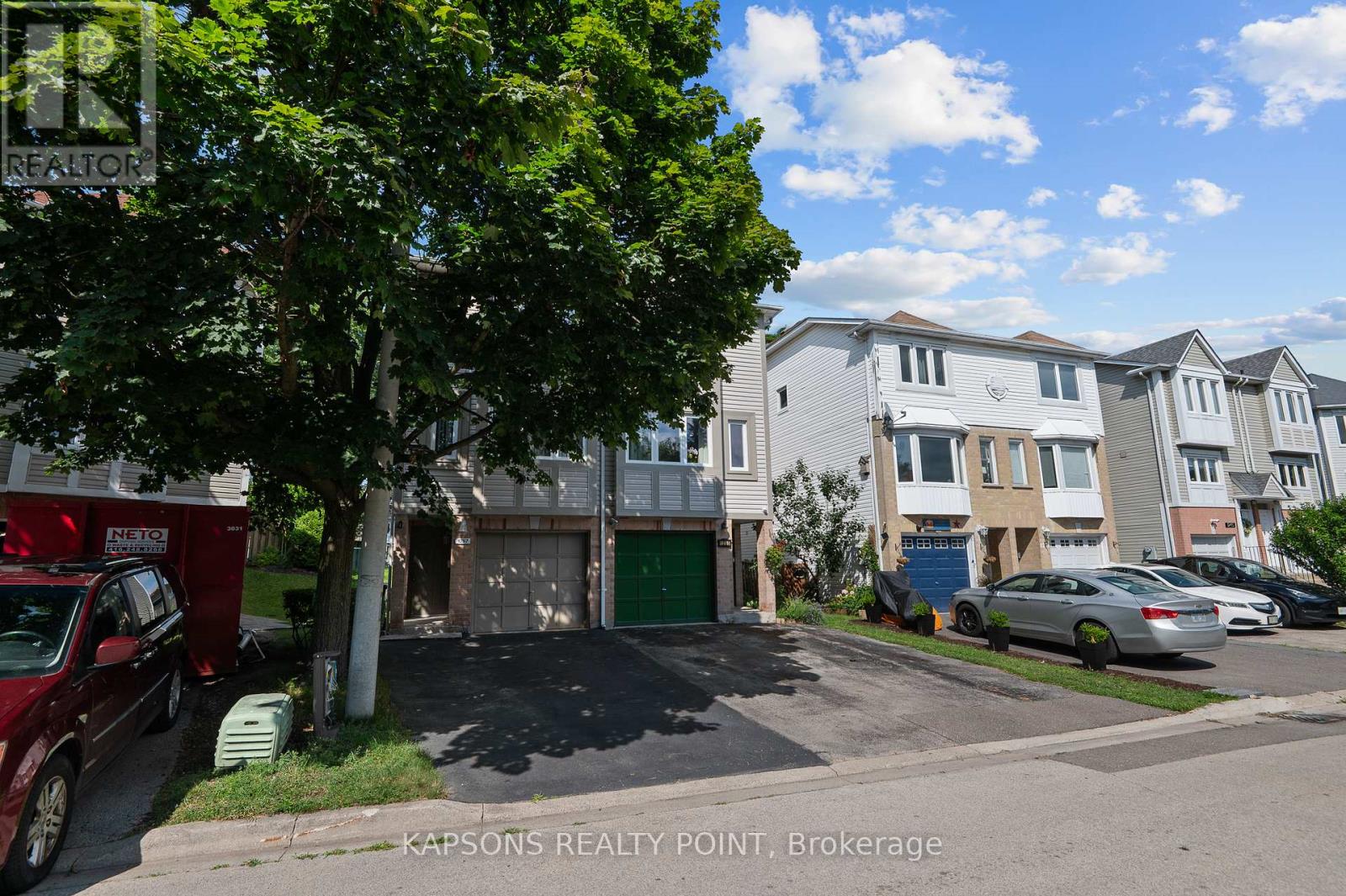 1255 Woodhill Court, Mississauga, Ontario  L5E 3H2 - Photo 4 - W12493350