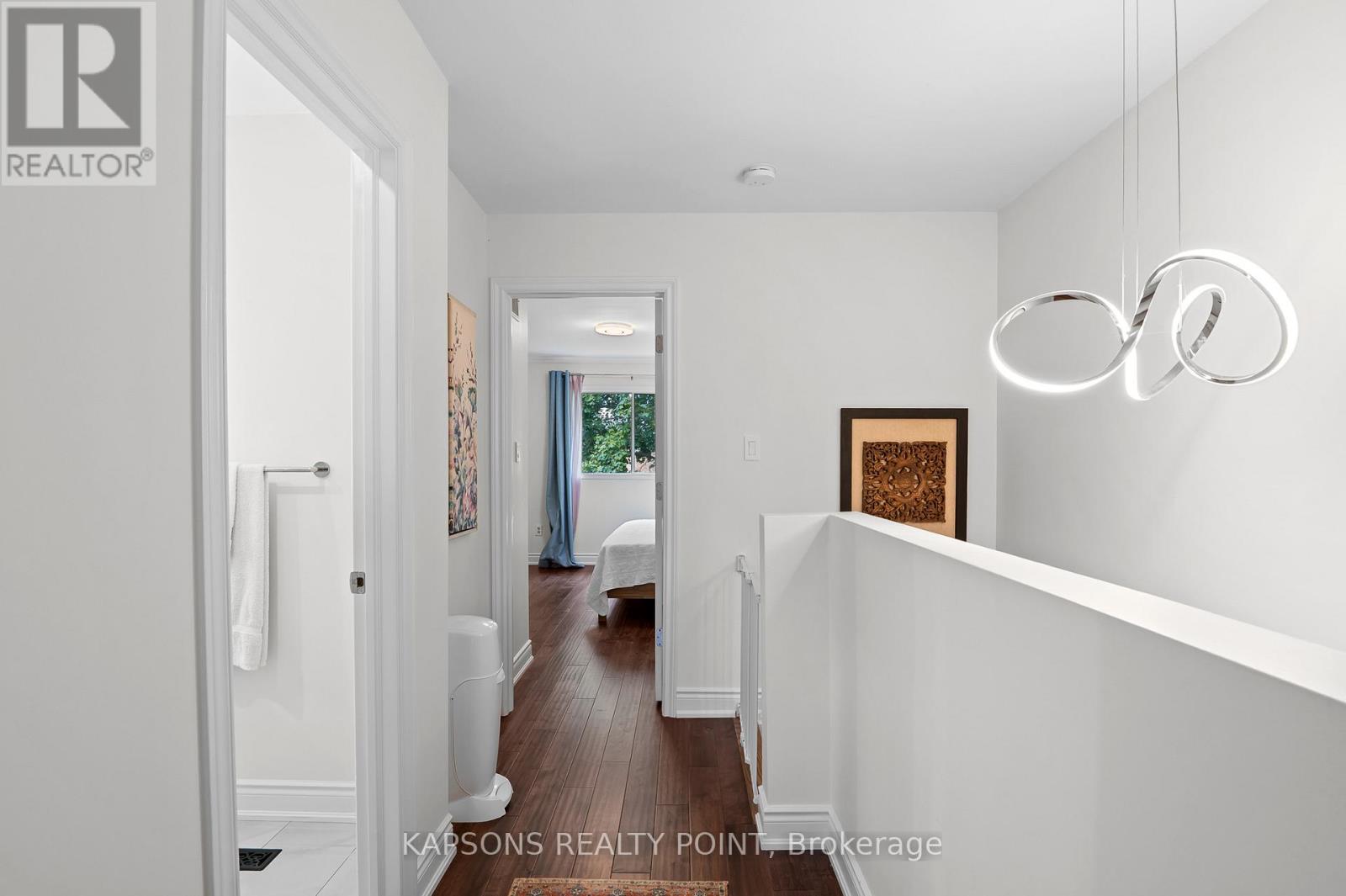 1255 Woodhill Court, Mississauga, Ontario  L5E 3H2 - Photo 32 - W12493350