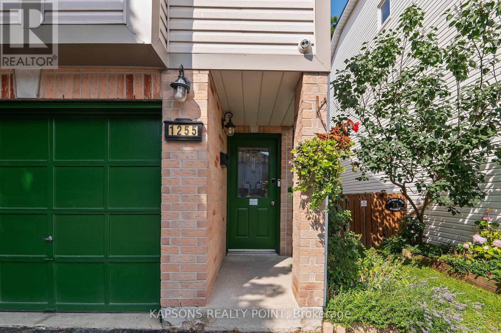 1255 Woodhill Court, Mississauga, Ontario  L5E 3H2 - Photo 5 - W12493350