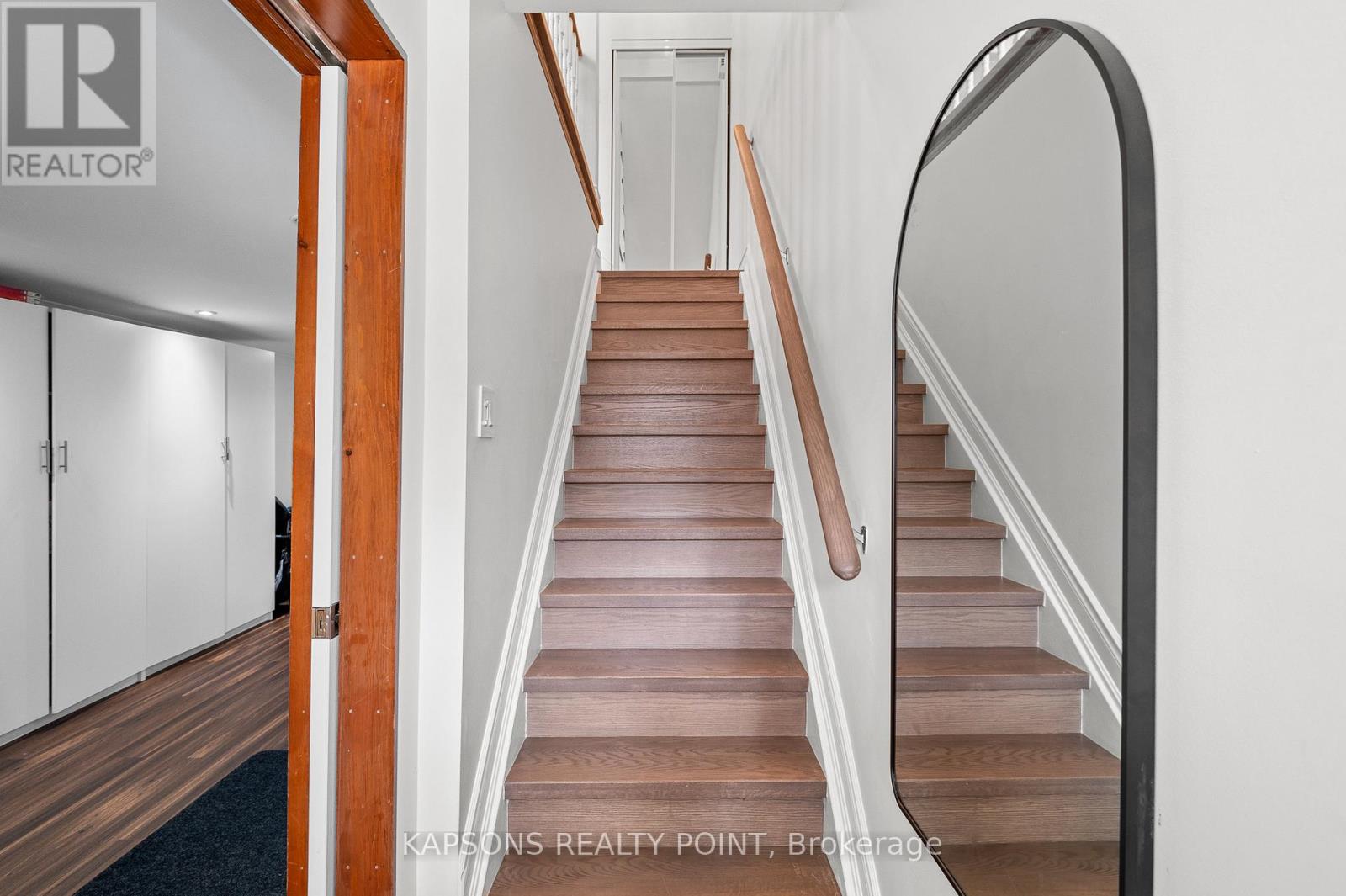 1255 Woodhill Court, Mississauga, Ontario  L5E 3H2 - Photo 6 - W12493350