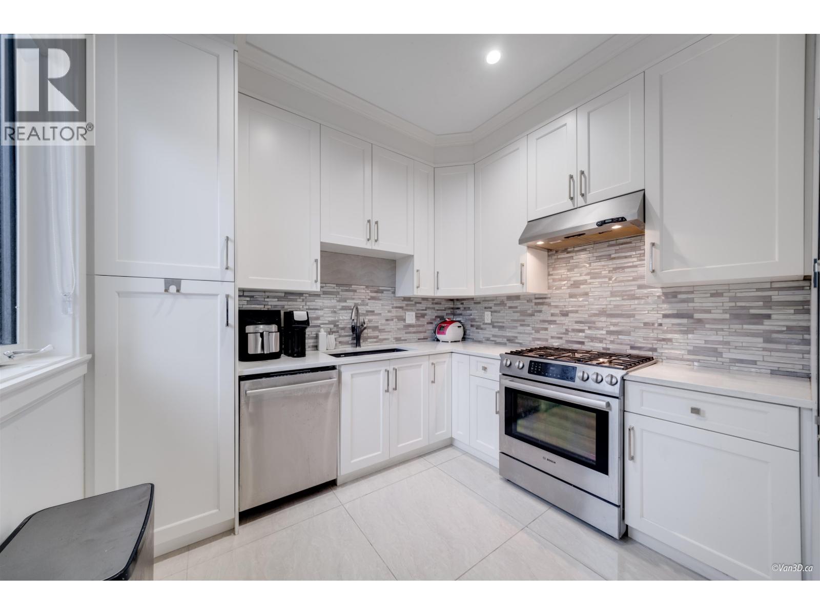 656 Blue Mountain Street, Coquitlam, British Columbia  V3J 4R6 - Photo 12 - R3034067