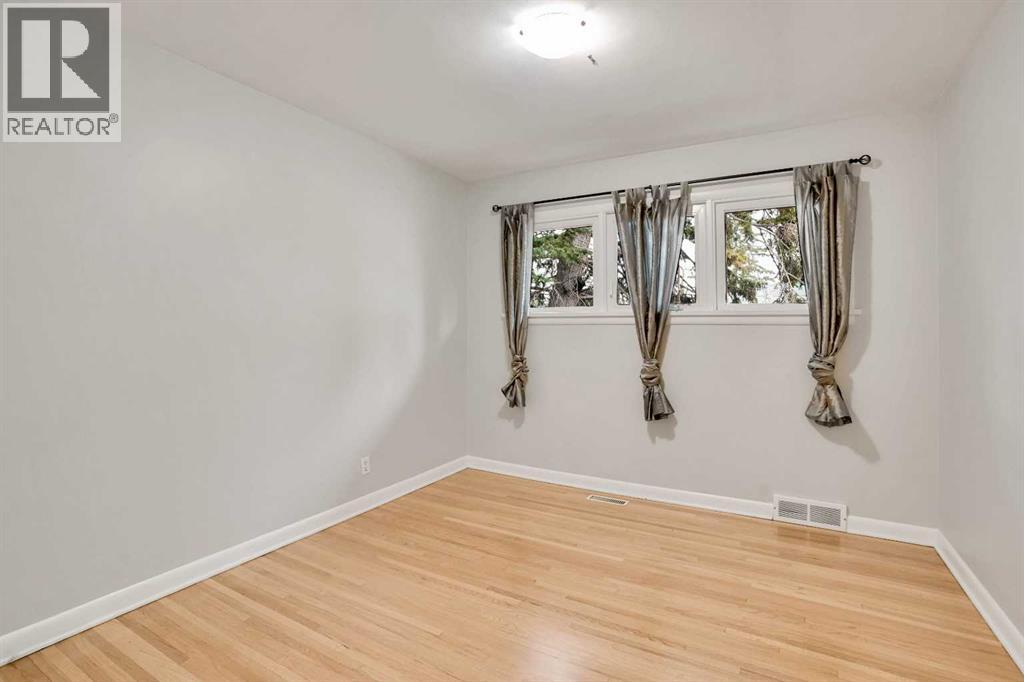 3045 26a Street Sw, Calgary, Alberta  T3E 2E4 - Photo 11 - A2266219