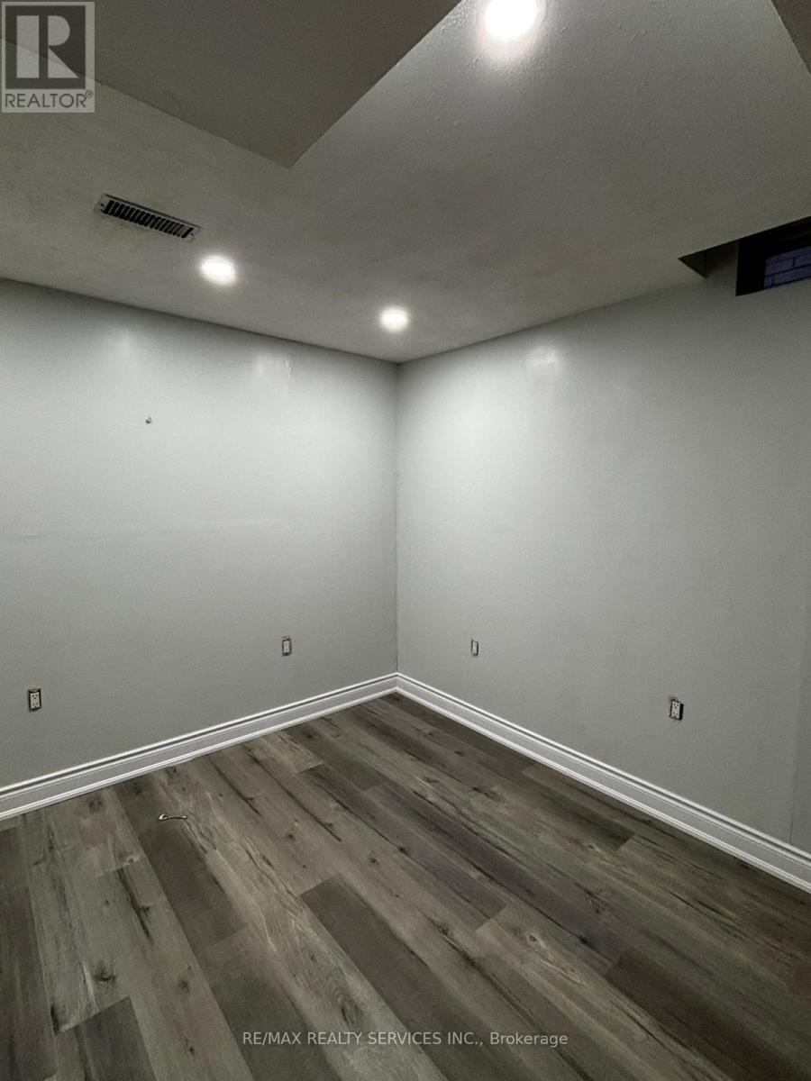 20 Whiteface Crescent, Brampton, Ontario  L6X 4W6 - Photo 11 - W12475841