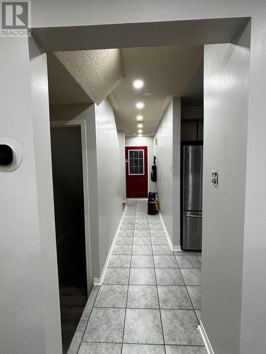 20 Whiteface Crescent, Brampton, Ontario  L6X 4W6 - Photo 3 - W12475841