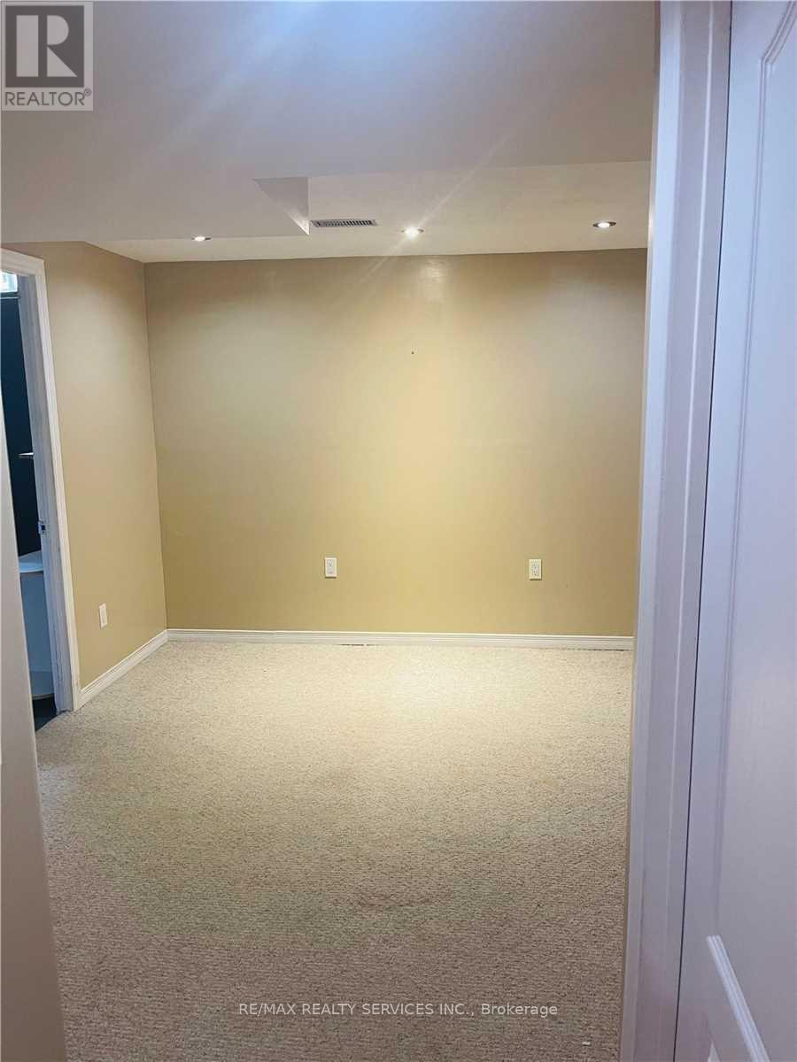 20 Whiteface Crescent, Brampton, Ontario  L6X 4W6 - Photo 9 - W12475841