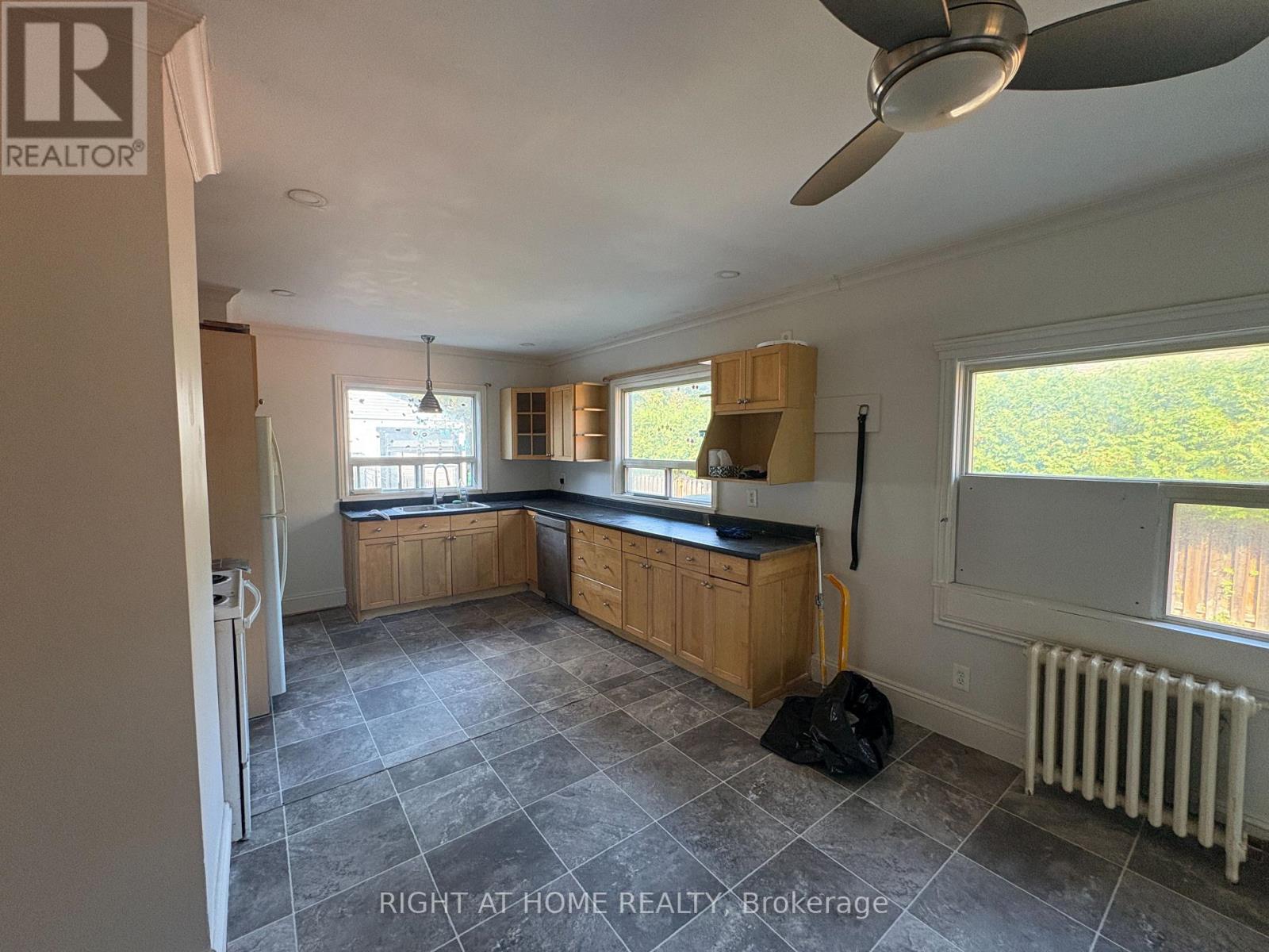 Upper - 779 Indian Road, Mississauga, Ontario  L5H 1R4 - Photo 4 - W12489450