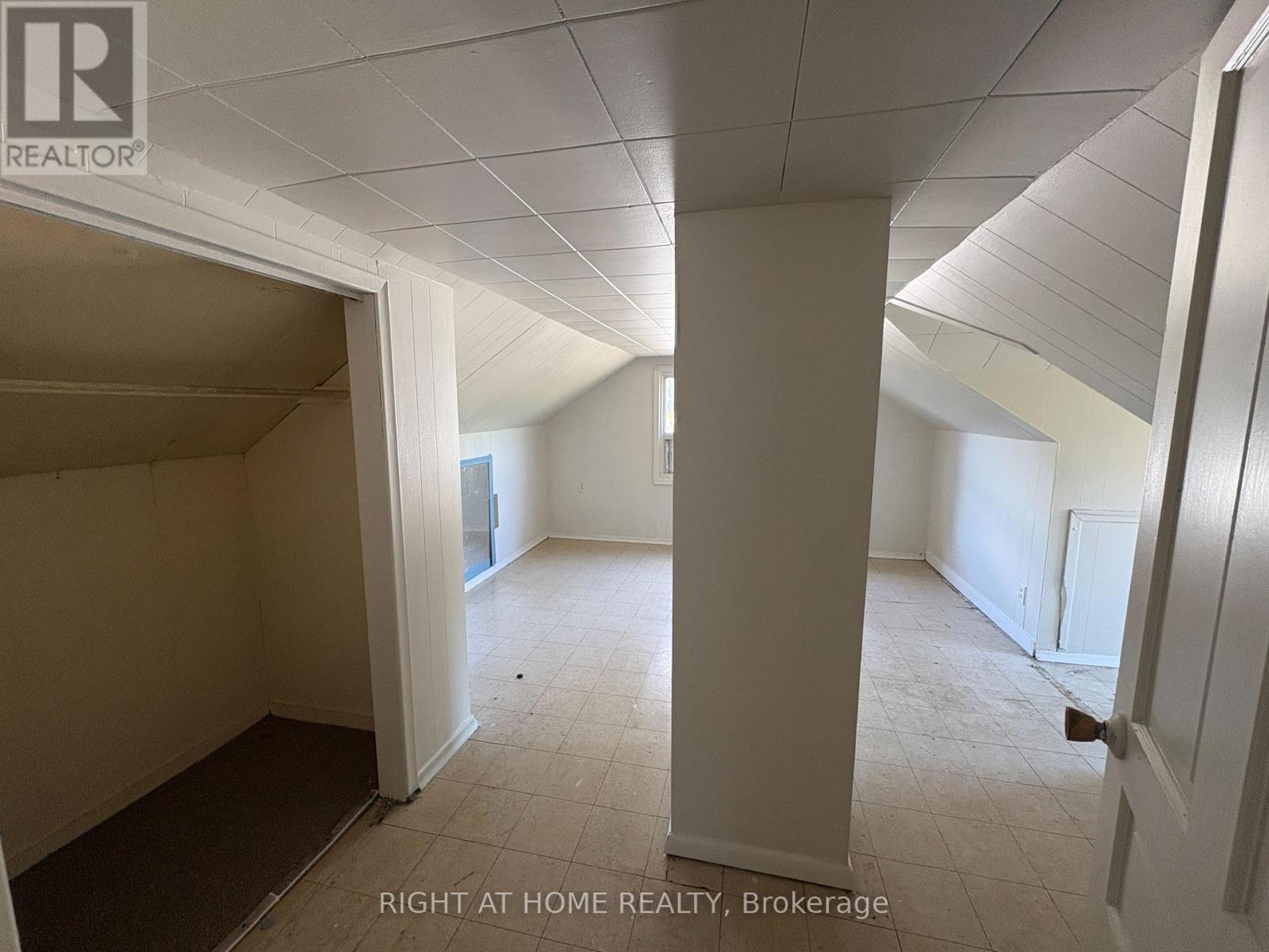 Upper - 779 Indian Road, Mississauga, Ontario  L5H 1R4 - Photo 9 - W12489450