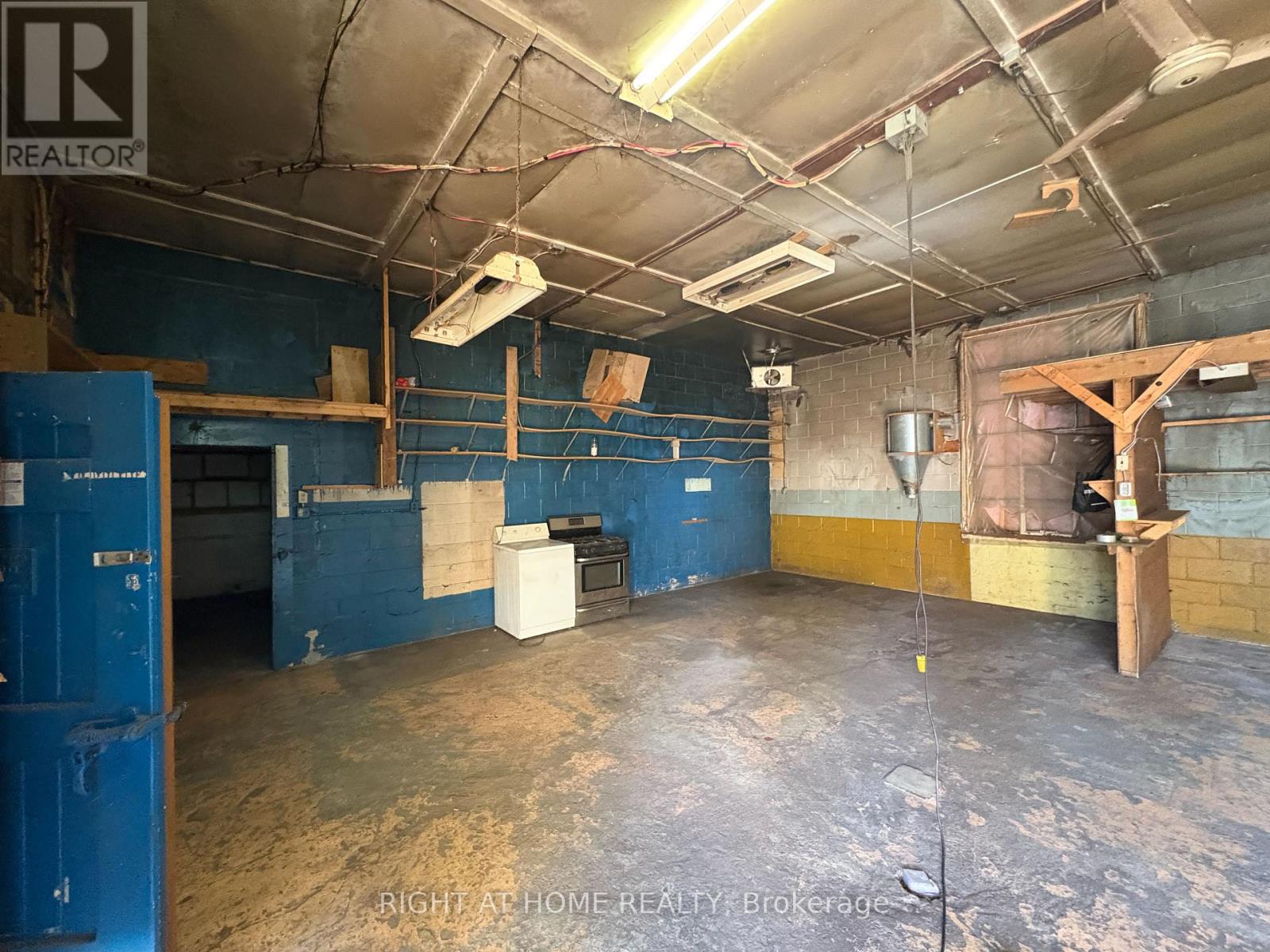 Garage - 779 Indian Road, Mississauga, Ontario  L5H 1R4 - Photo 3 - W12489458