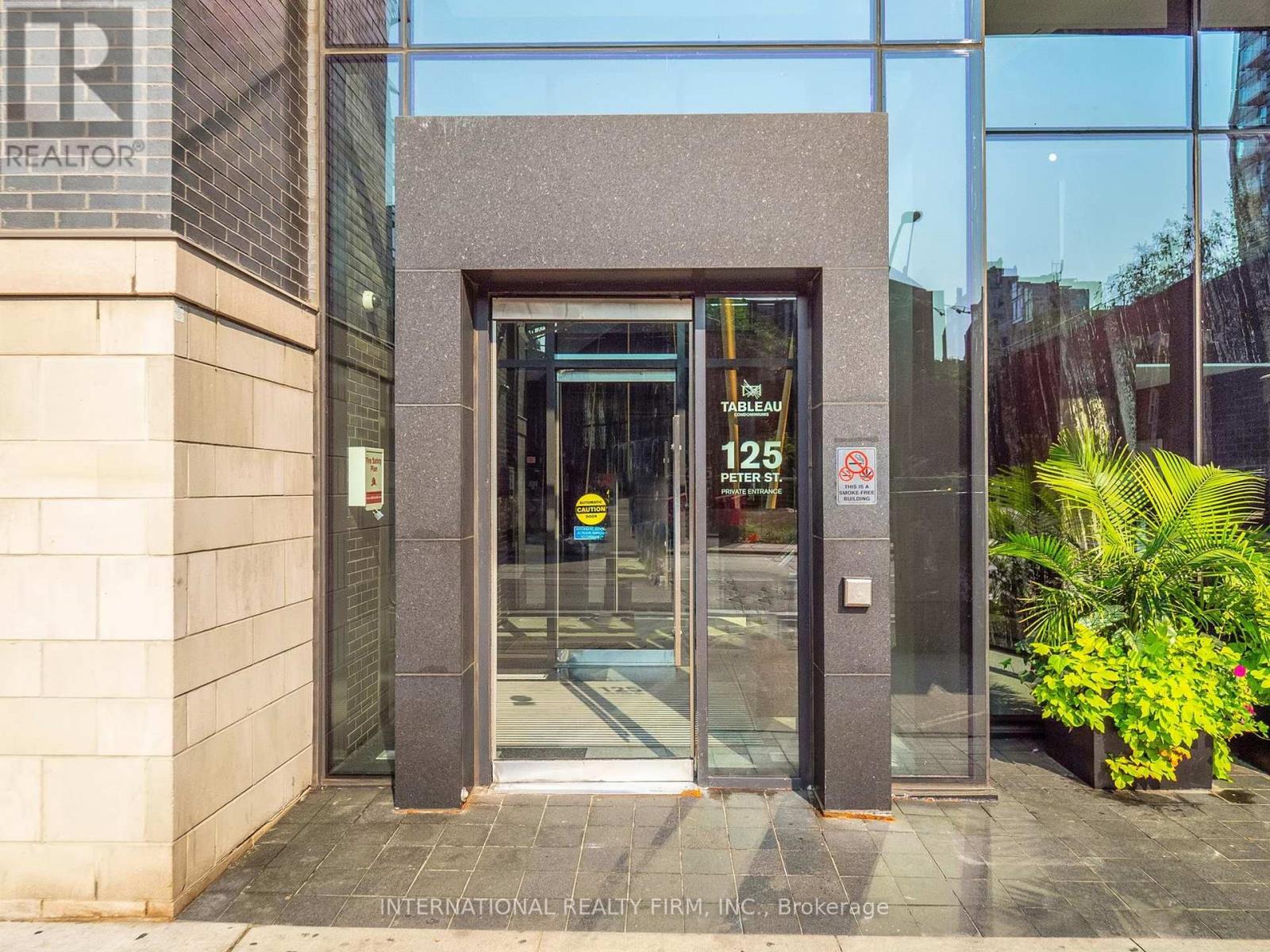 1712 - 125 Peter Street, Toronto, Ontario  M5V 0M3 - Photo 2 - C12493770