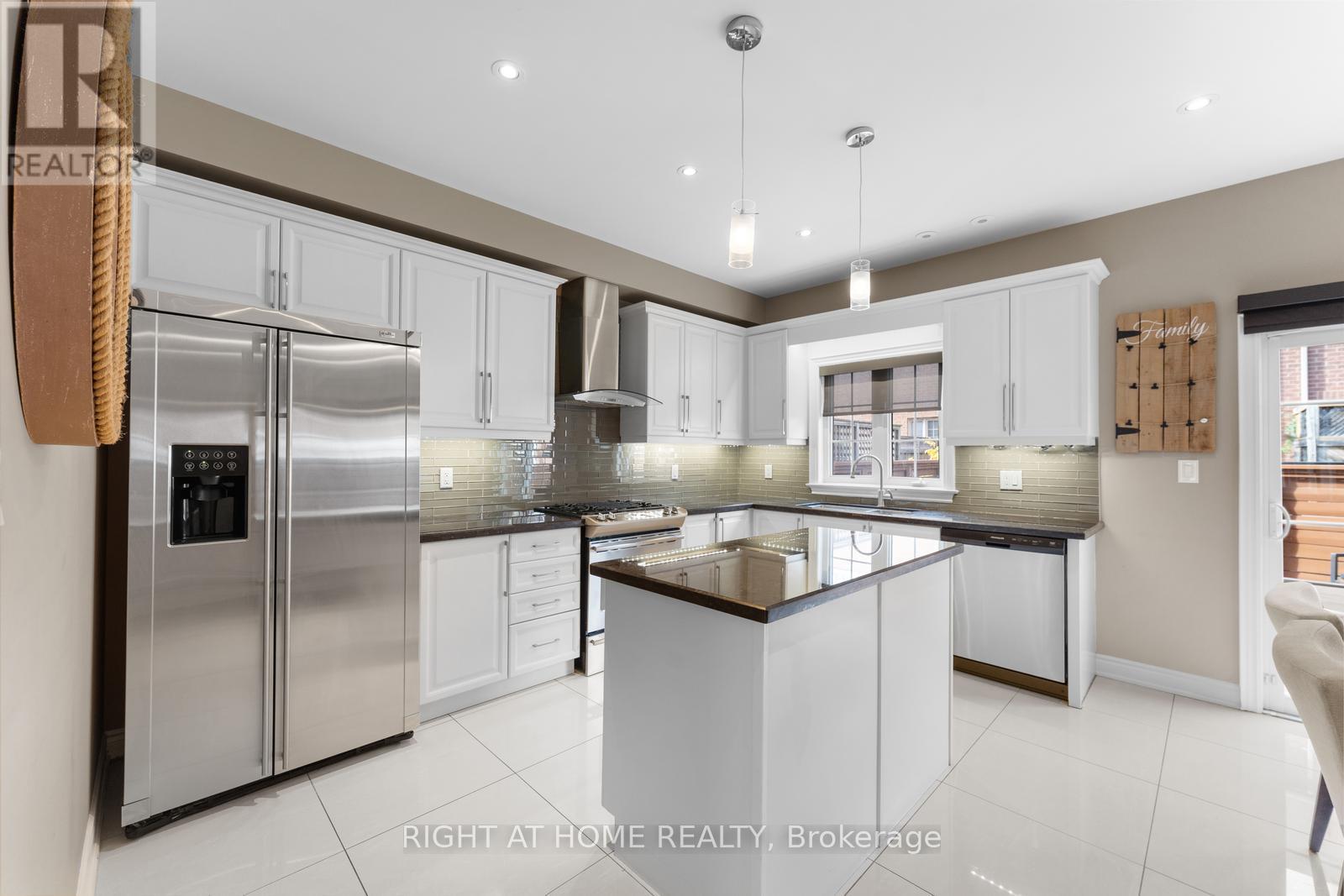 18 Isaac Devins Avenue, Vaughan, Ontario  L4L 0A4 - Photo 11 - N12493674