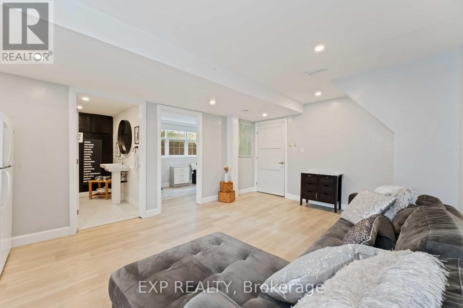 B - 1223 Kitchener Avenue, Ottawa, Ontario  K1V 6W4 - Photo 12 - X12493784