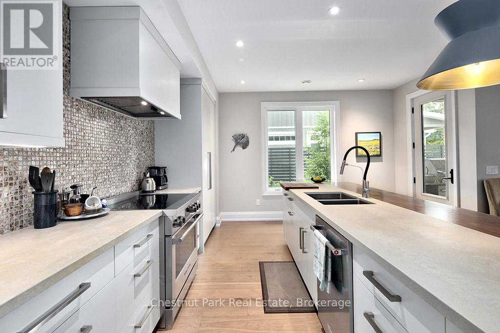 108 Stuart Court, Blue Mountains, Ontario  N0H 2P0 - Photo 11 - X12364564