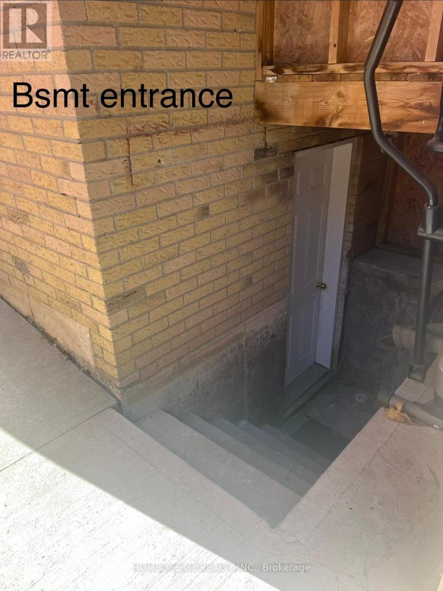 7 Schubert Crescent, Brampton, Ontario  L6Y 2P6 - Photo 2 - W12493656