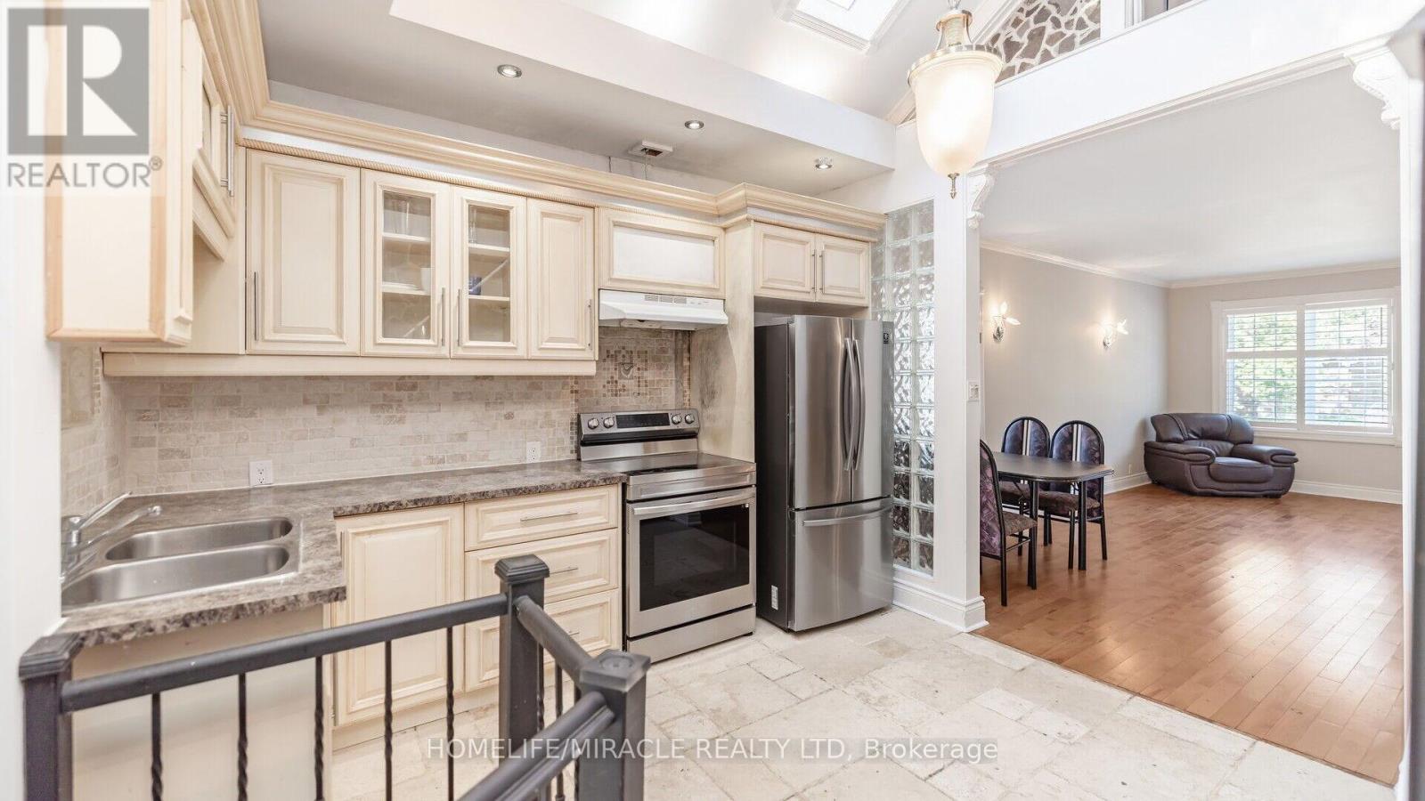 112 Troy Street, Mississauga, Ontario  L5G 1S7 - Photo 24 - W12493720