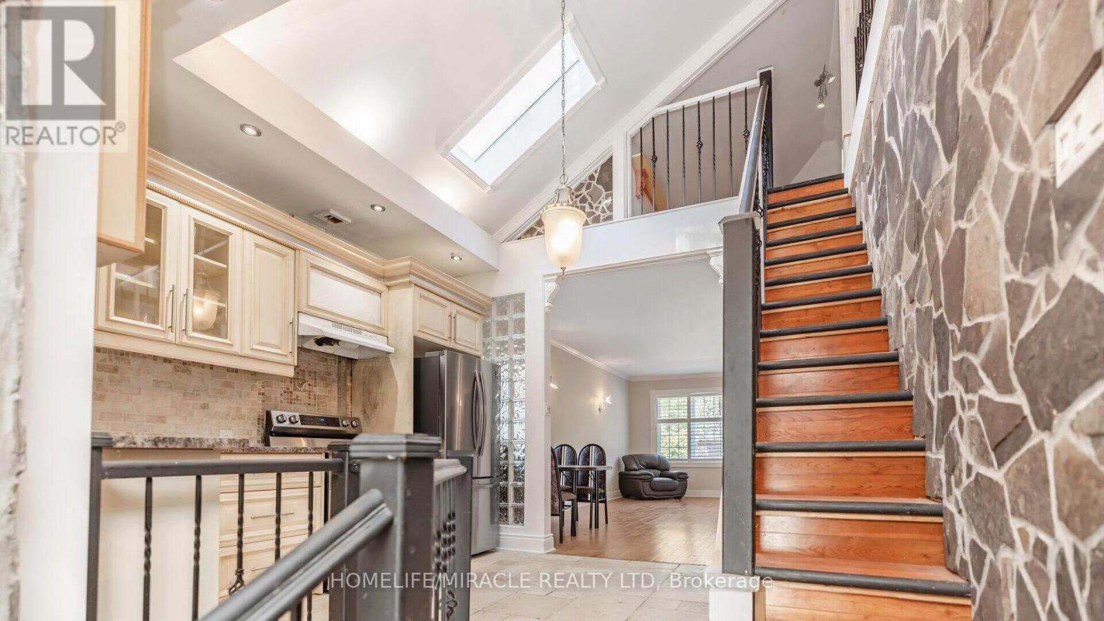 112 Troy Street, Mississauga, Ontario  L5G 1S7 - Photo 26 - W12493720