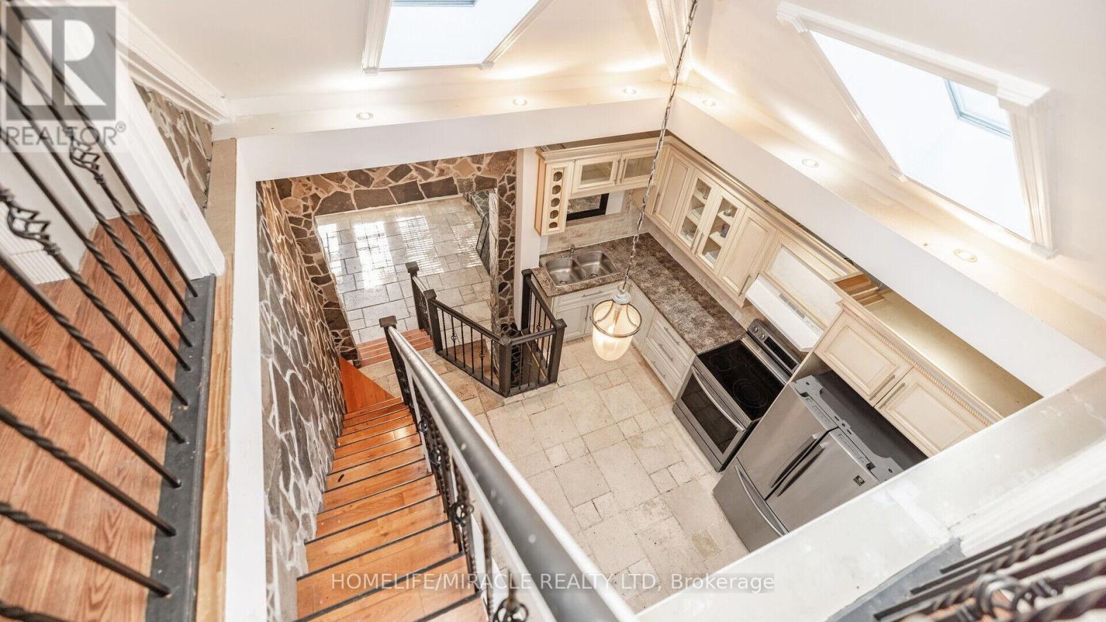 112 Troy Street, Mississauga, Ontario  L5G 1S7 - Photo 30 - W12493720