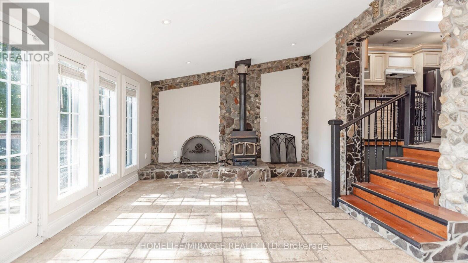 112 Troy Street, Mississauga, Ontario  L5G 1S7 - Photo 33 - W12493720