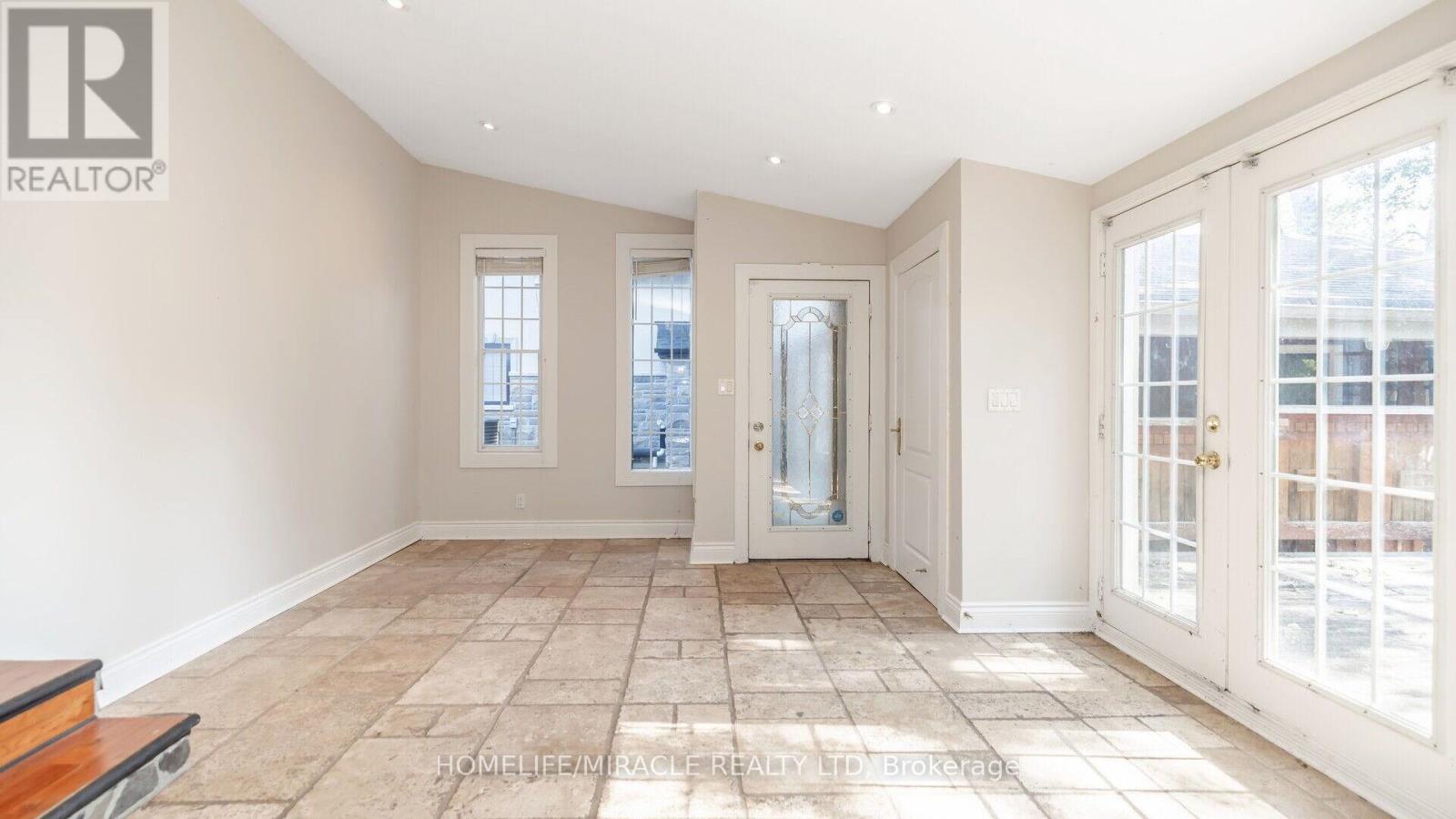 112 Troy Street, Mississauga, Ontario  L5G 1S7 - Photo 36 - W12493720