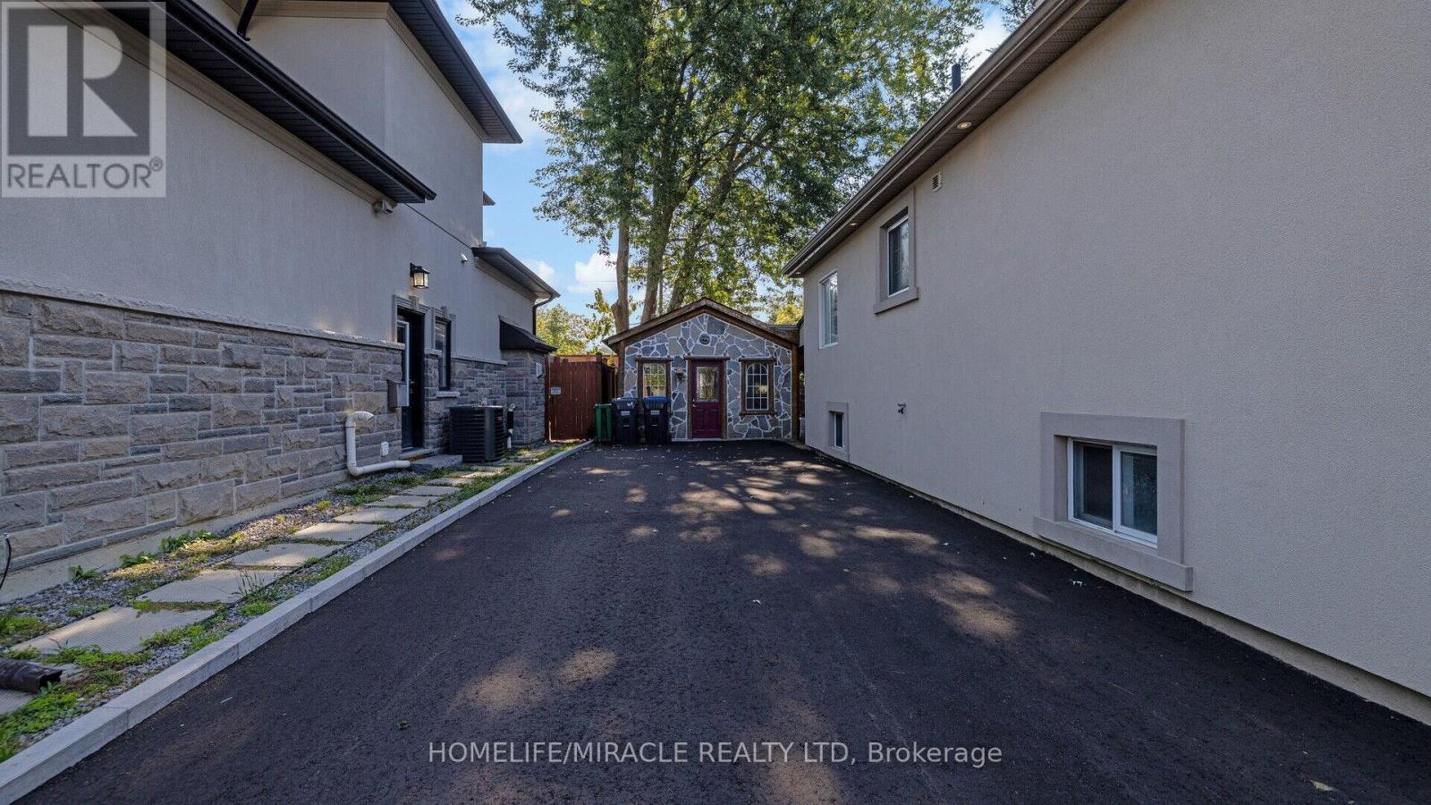 112 Troy Street, Mississauga, Ontario  L5G 1S7 - Photo 38 - W12493720