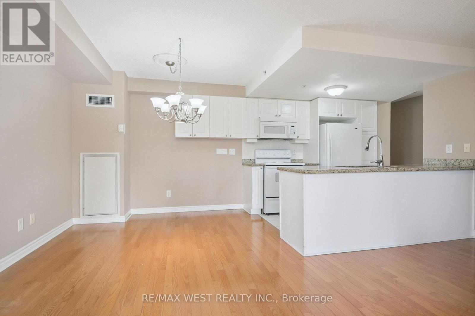 805 - 350 Princess Royal Drive, Mississauga, Ontario  L5B 4N1 - Photo 4 - W12493384