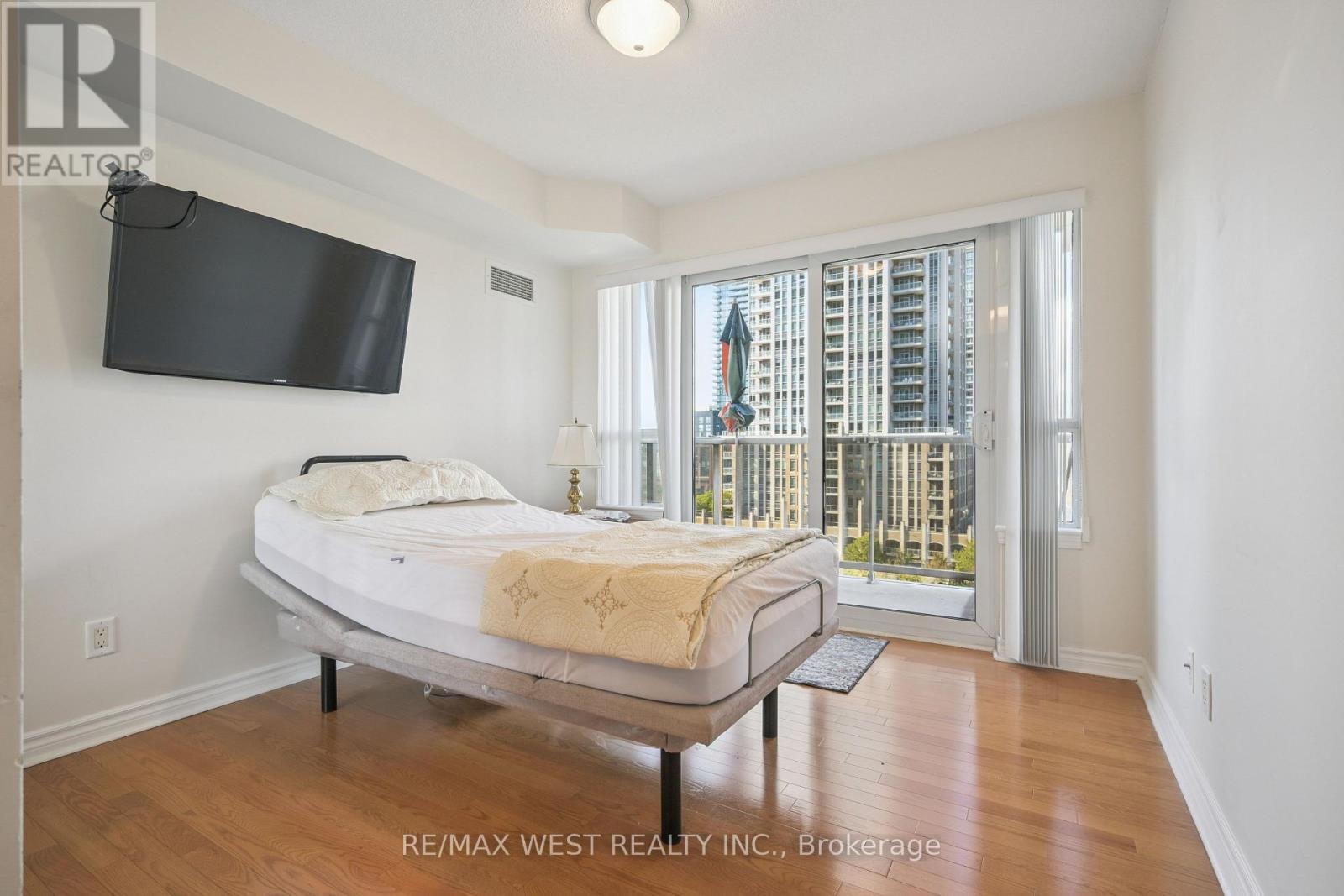 805 - 350 Princess Royal Drive, Mississauga, Ontario  L5B 4N1 - Photo 6 - W12493384