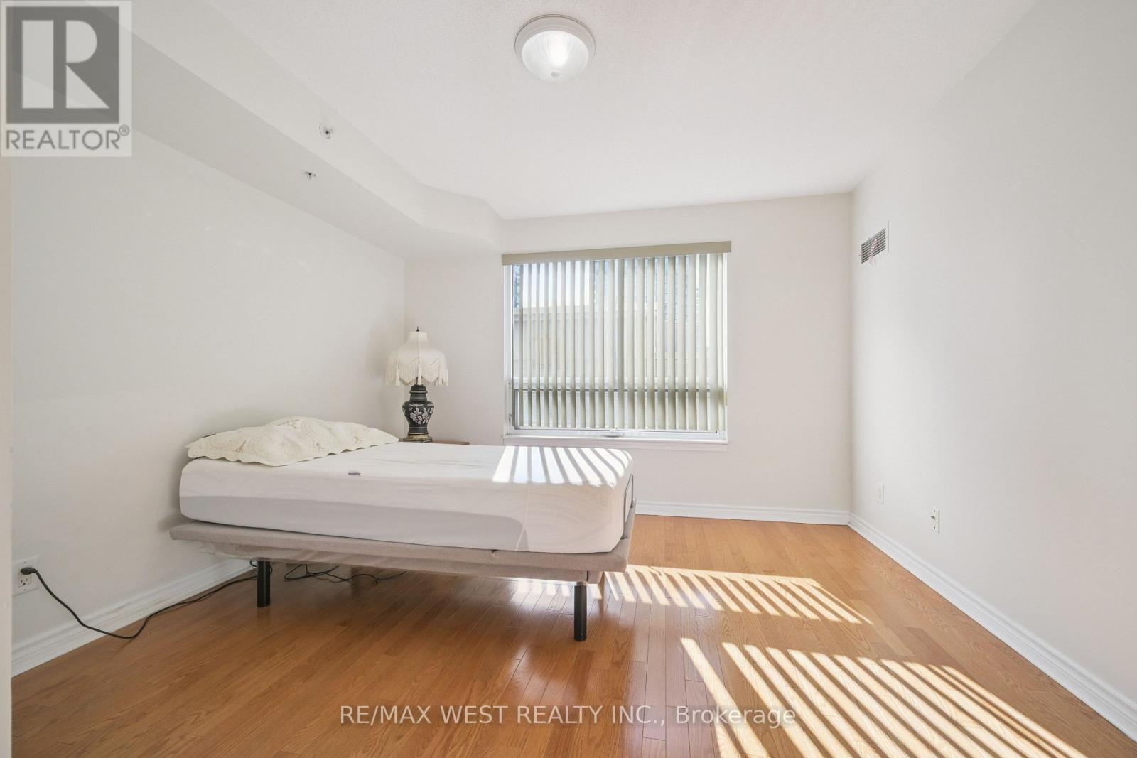 805 - 350 Princess Royal Drive, Mississauga, Ontario  L5B 4N1 - Photo 7 - W12493384