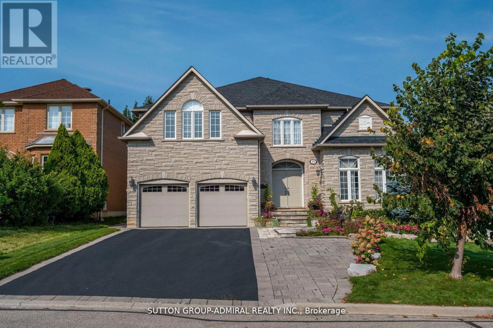 19 Langtry Place, Vaughan, Ontario  L4J 8K8 - Photo 2 - N12493814