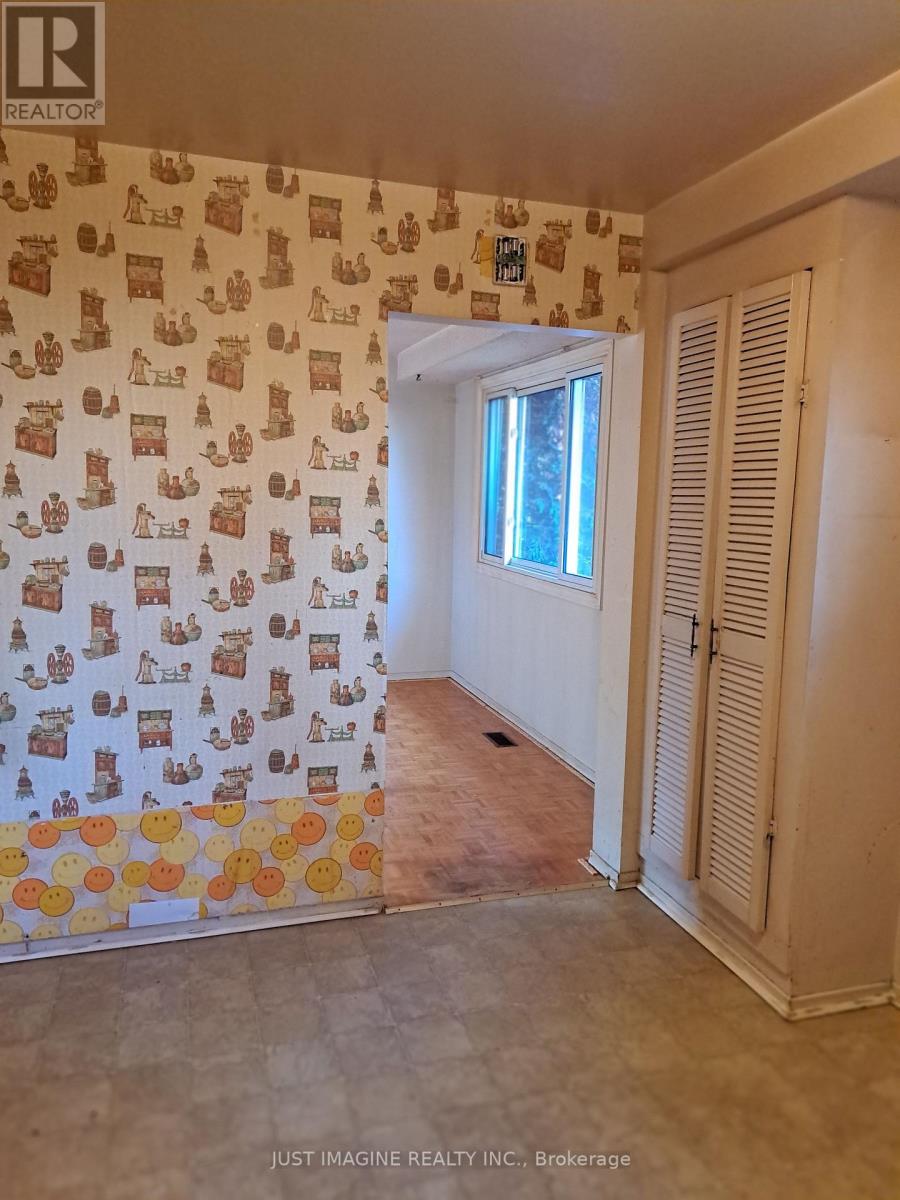 226 Old Colony Road, Ottawa, Ontario  K2L 1M7 - Photo 3 - X12469875