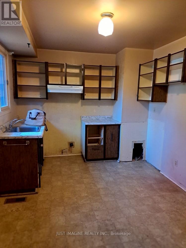 226 Old Colony Road, Ottawa, Ontario  K2L 1M7 - Photo 4 - X12469875