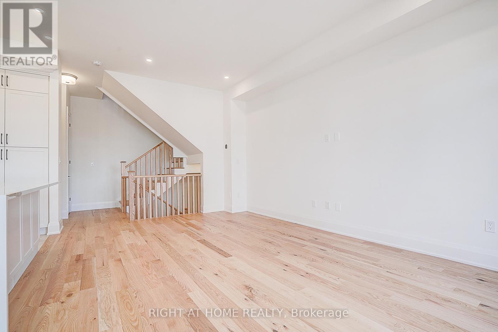 3295 Taha Gardens, Oakville, Ontario  L6M 5R9 - Photo 2 - W12493812