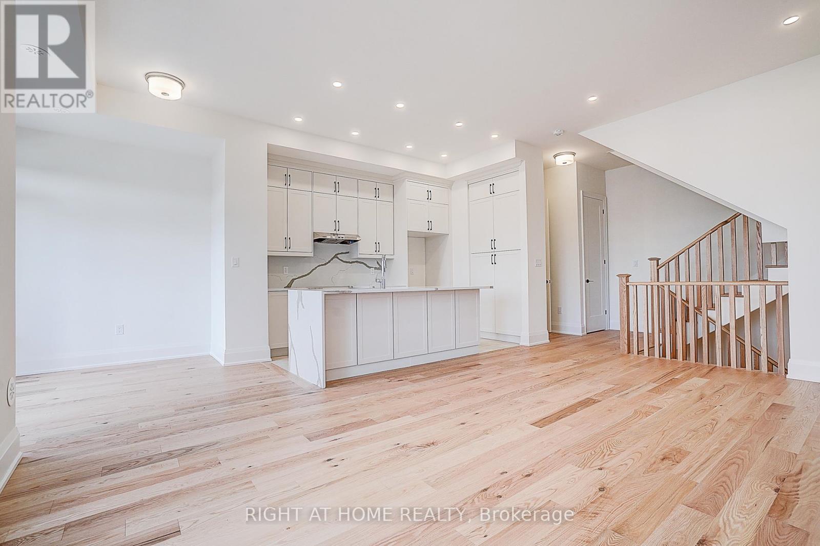 3295 Taha Gardens, Oakville, Ontario  L6M 5R9 - Photo 3 - W12493812