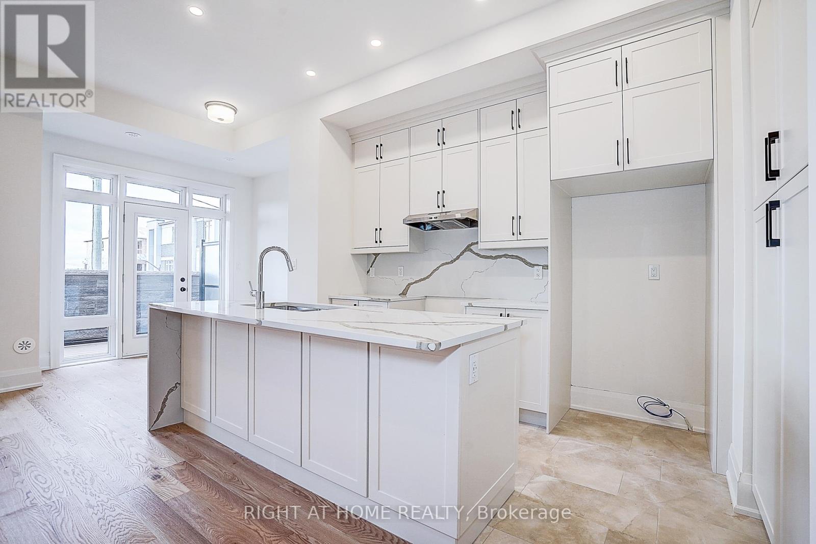 3295 Taha Gardens, Oakville, Ontario  L6M 5R9 - Photo 5 - W12493812