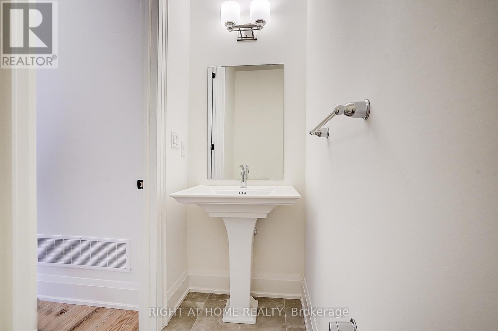 3295 Taha Gardens, Oakville, Ontario  L6M 5R9 - Photo 8 - W12493812