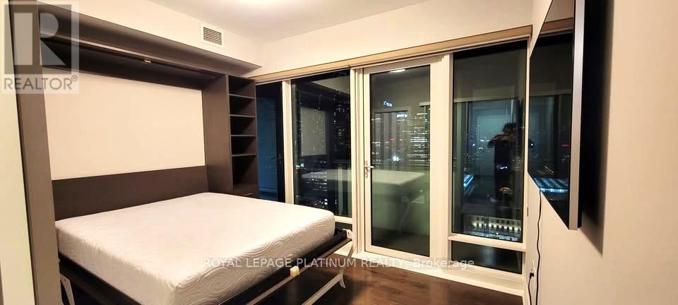 2402 - 8 The Esplanade, Toronto, Ontario  M5E 0A6 - Photo 6 - C12488920