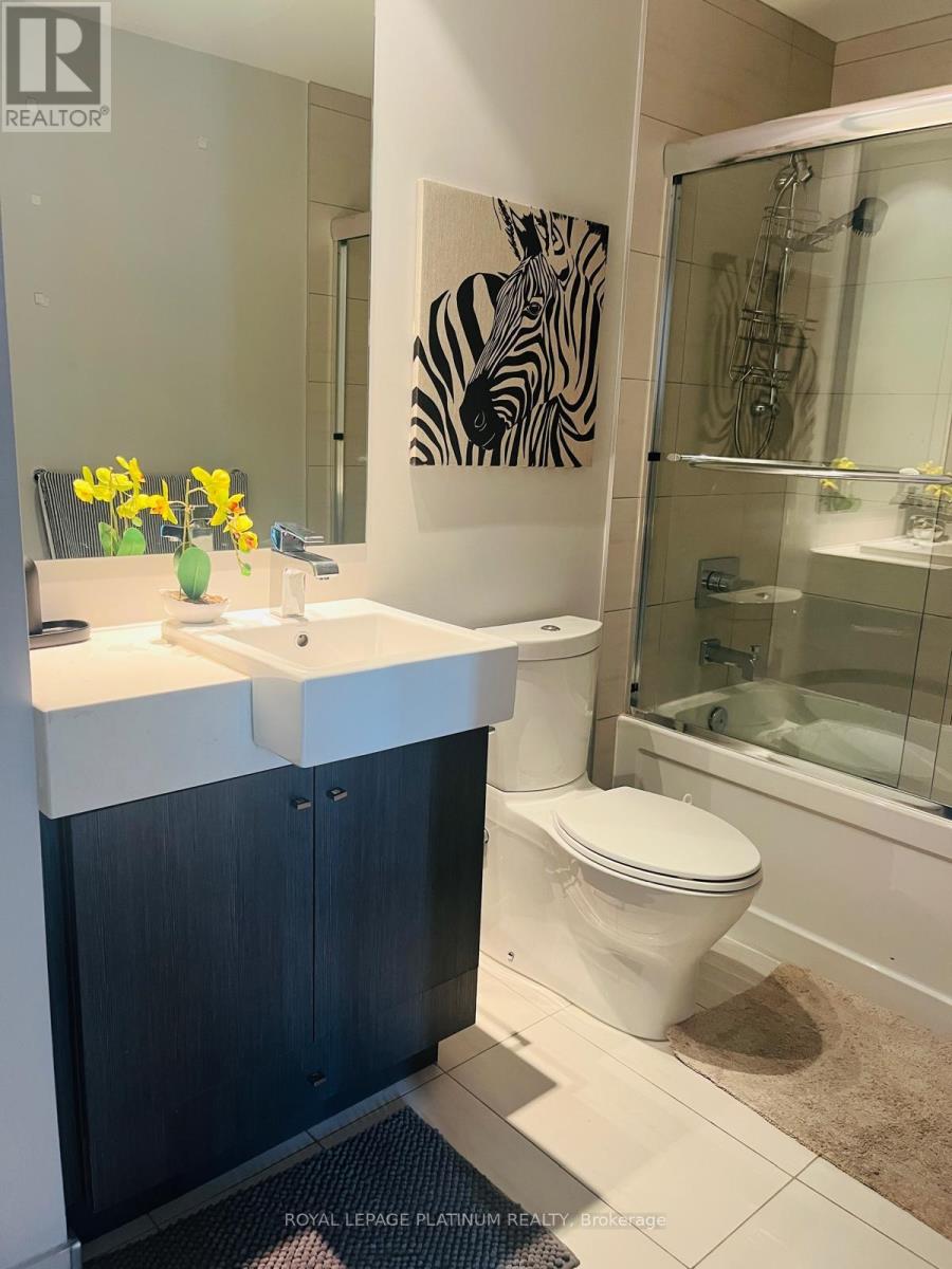 2402 - 8 The Esplanade, Toronto, Ontario  M5E 0A6 - Photo 9 - C12488920