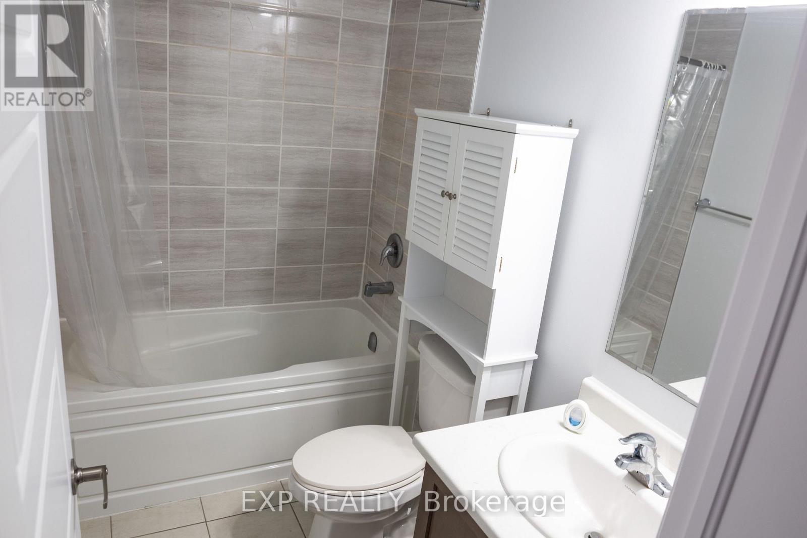 17 - 230 Avonsyde Boulevard, Hamilton, Ontario  L8B 1T9 - Photo 4 - X12477246