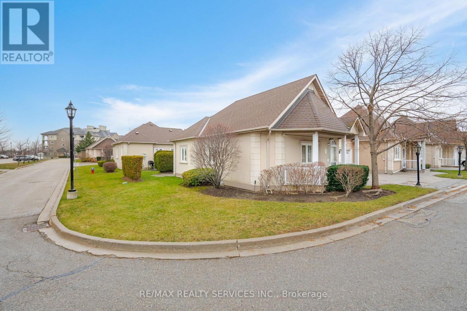 5 - 9 Ferndown Crescent, Brampton, Ontario  L6P 1C3 - Photo 2 - W12493912